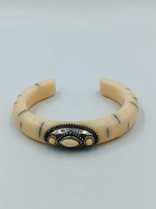 Vintage Armreif Knochenoptik Ethno Stil mit Metallornament offen