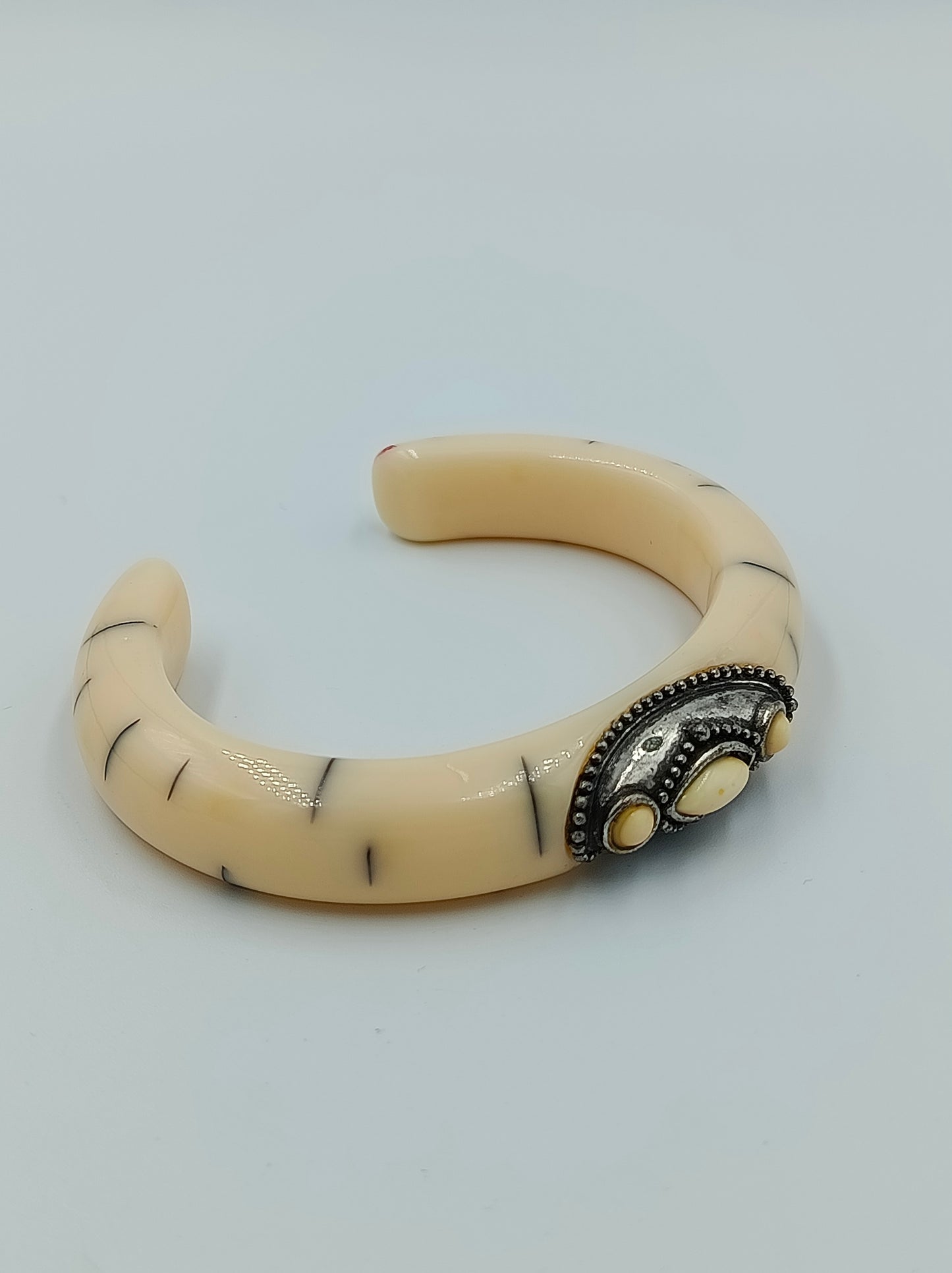 Vintage Armreif Knochenoptik Ethno Stil mit Metallornament offen