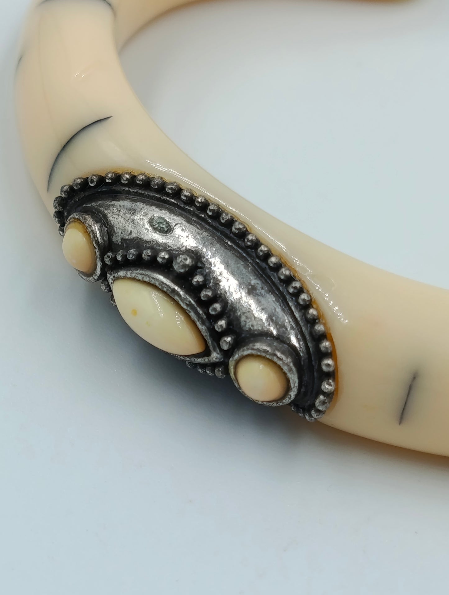 Vintage Armreif Knochenoptik Ethno Stil mit Metallornament offen
