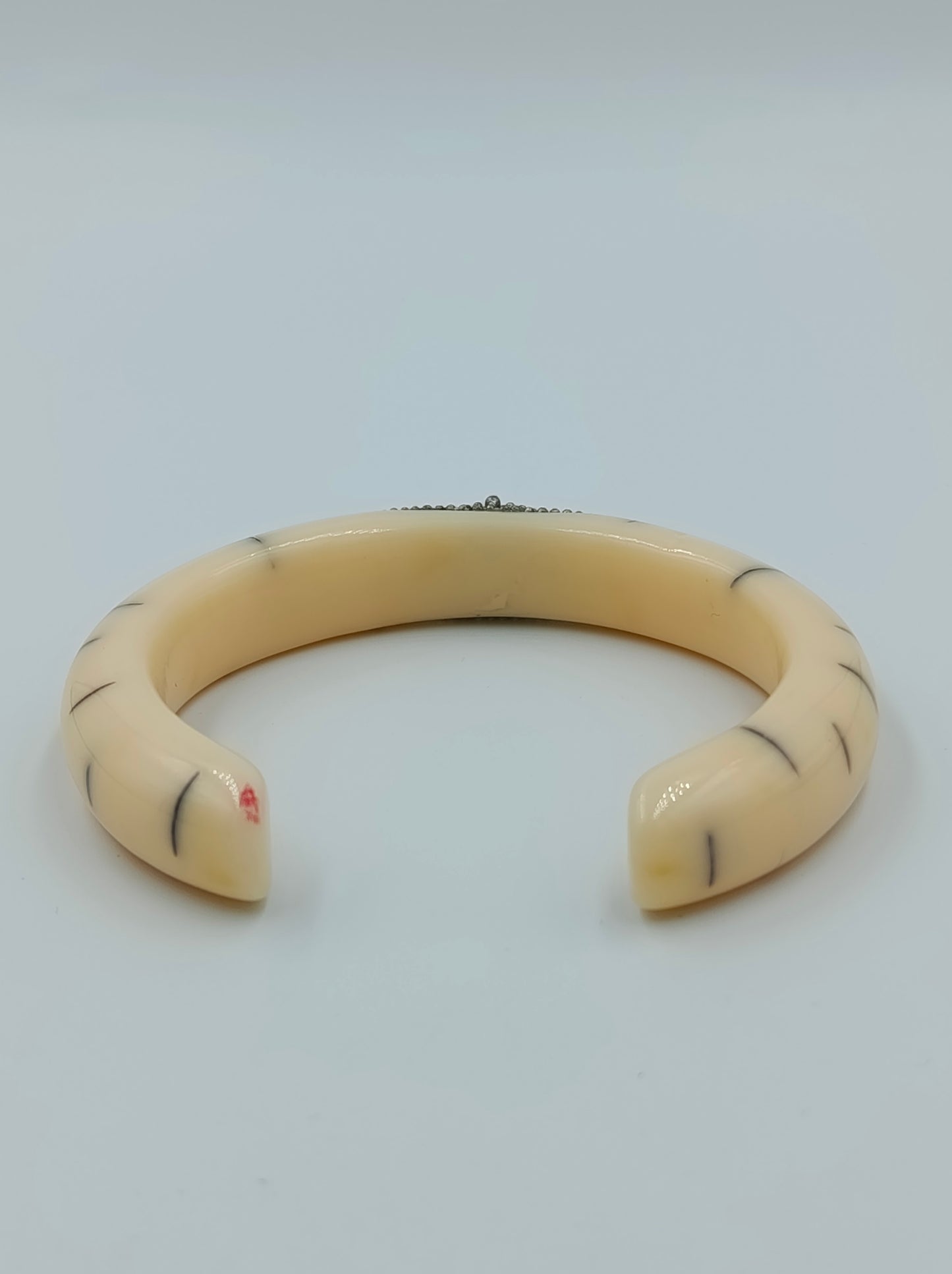 Vintage Armreif Knochenoptik Ethno Stil mit Metallornament offen