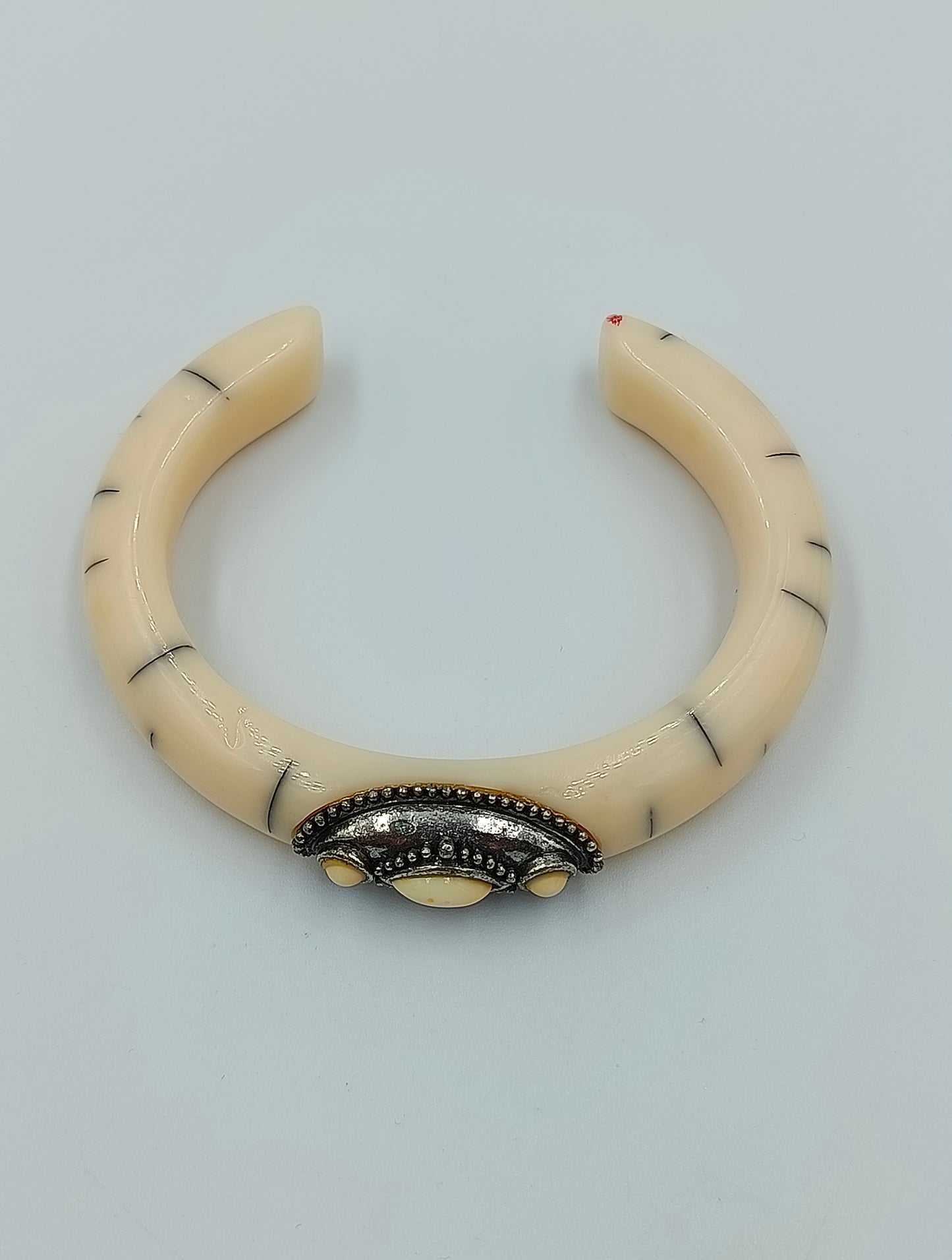 Vintage Armreif Knochenoptik Ethno Stil mit Metallornament offen