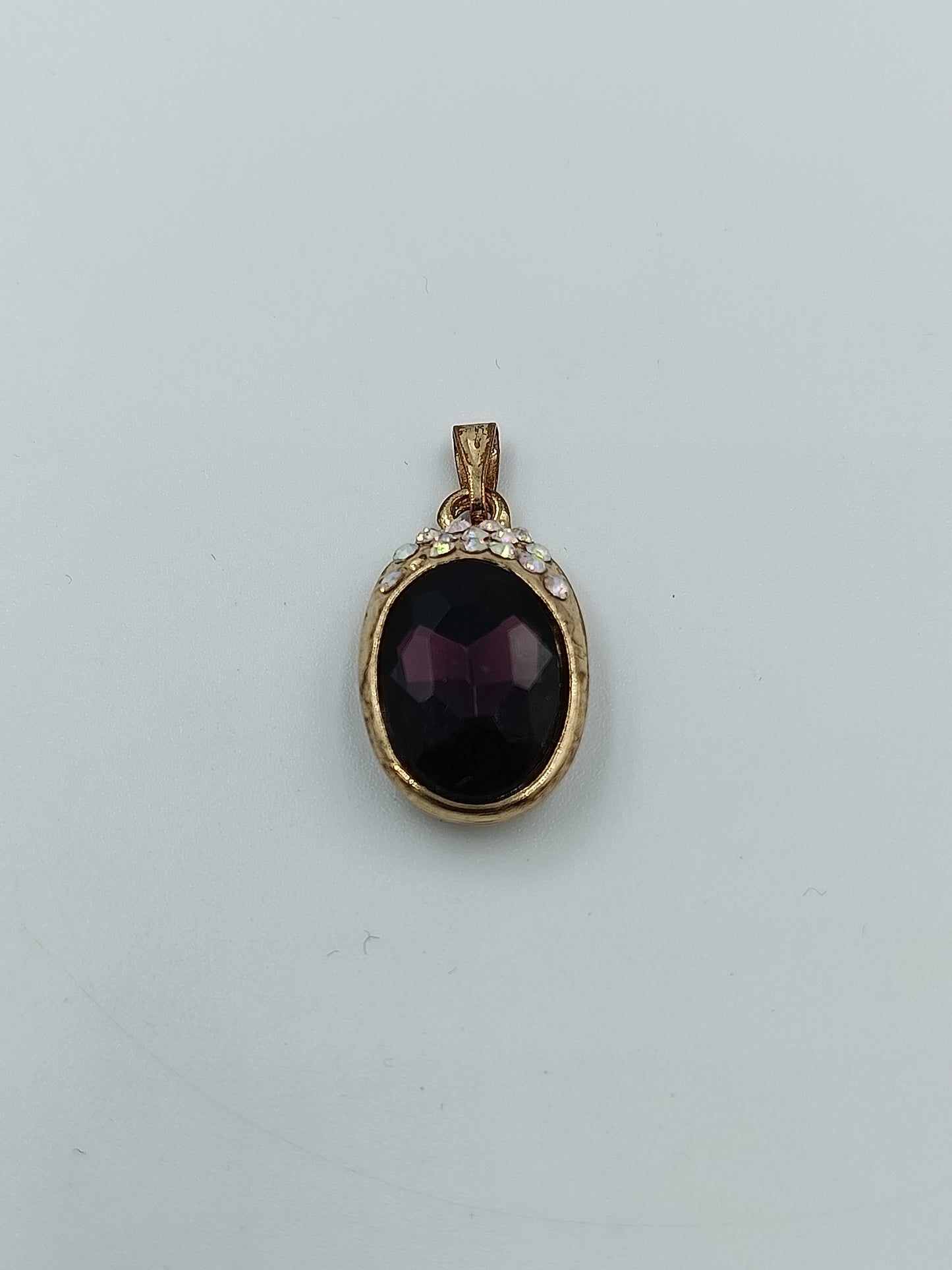 Vintage Anhänger Goldfarben mit dunkelrotem Stein Strassbesatz oval