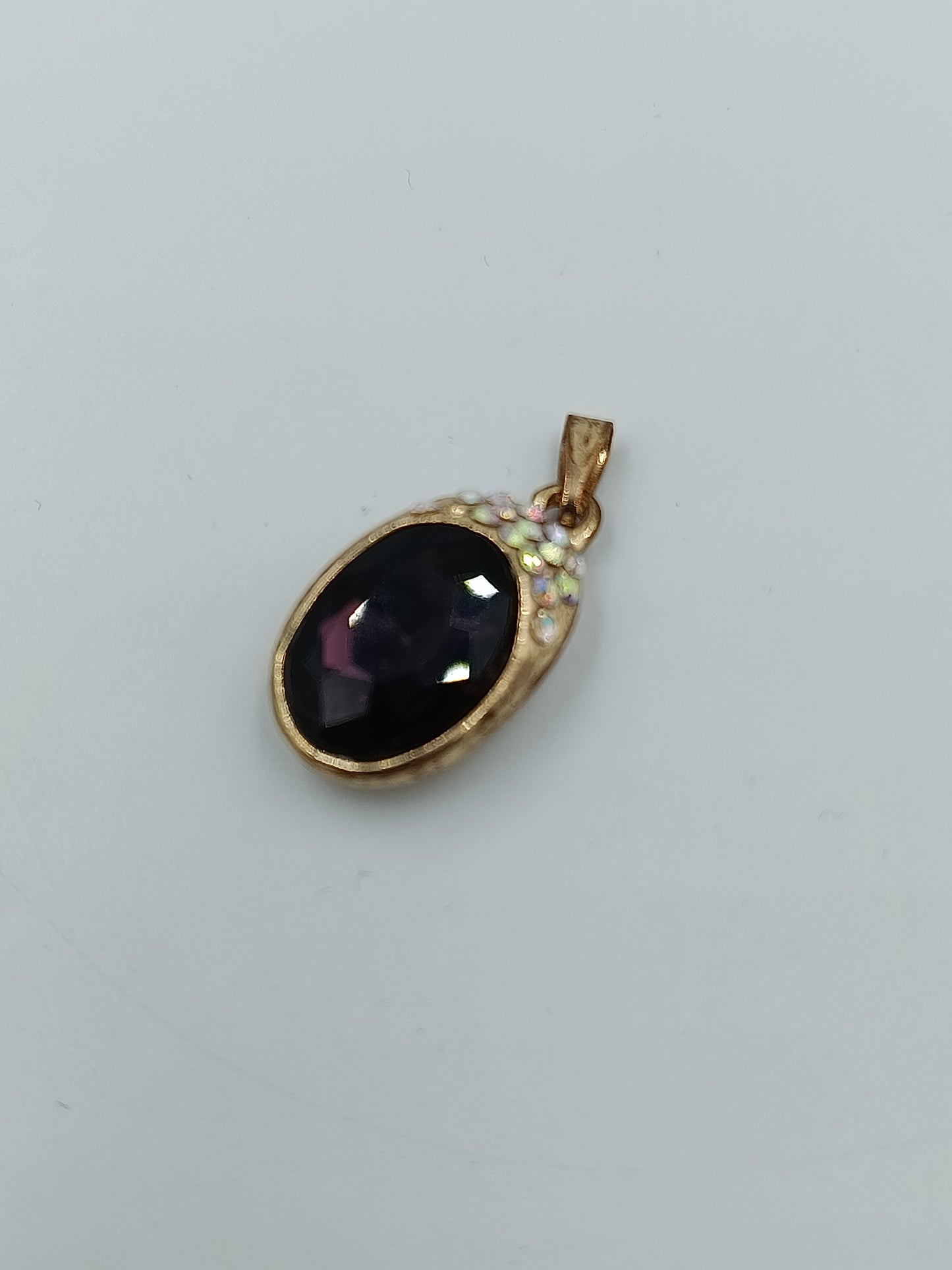 Vintage Anhänger Goldfarben mit dunkelrotem Stein Strassbesatz oval