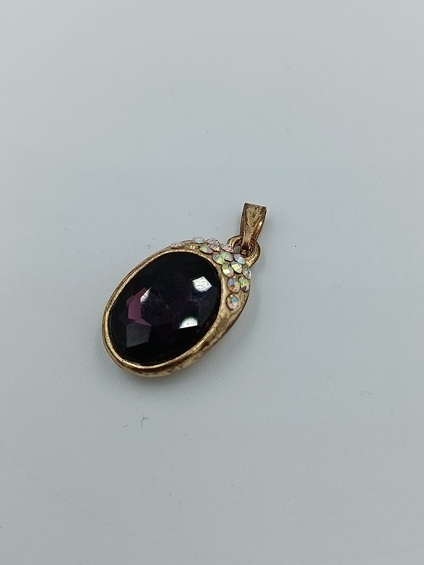 Vintage Anhänger Goldfarben mit dunkelrotem Stein Strassbesatz oval