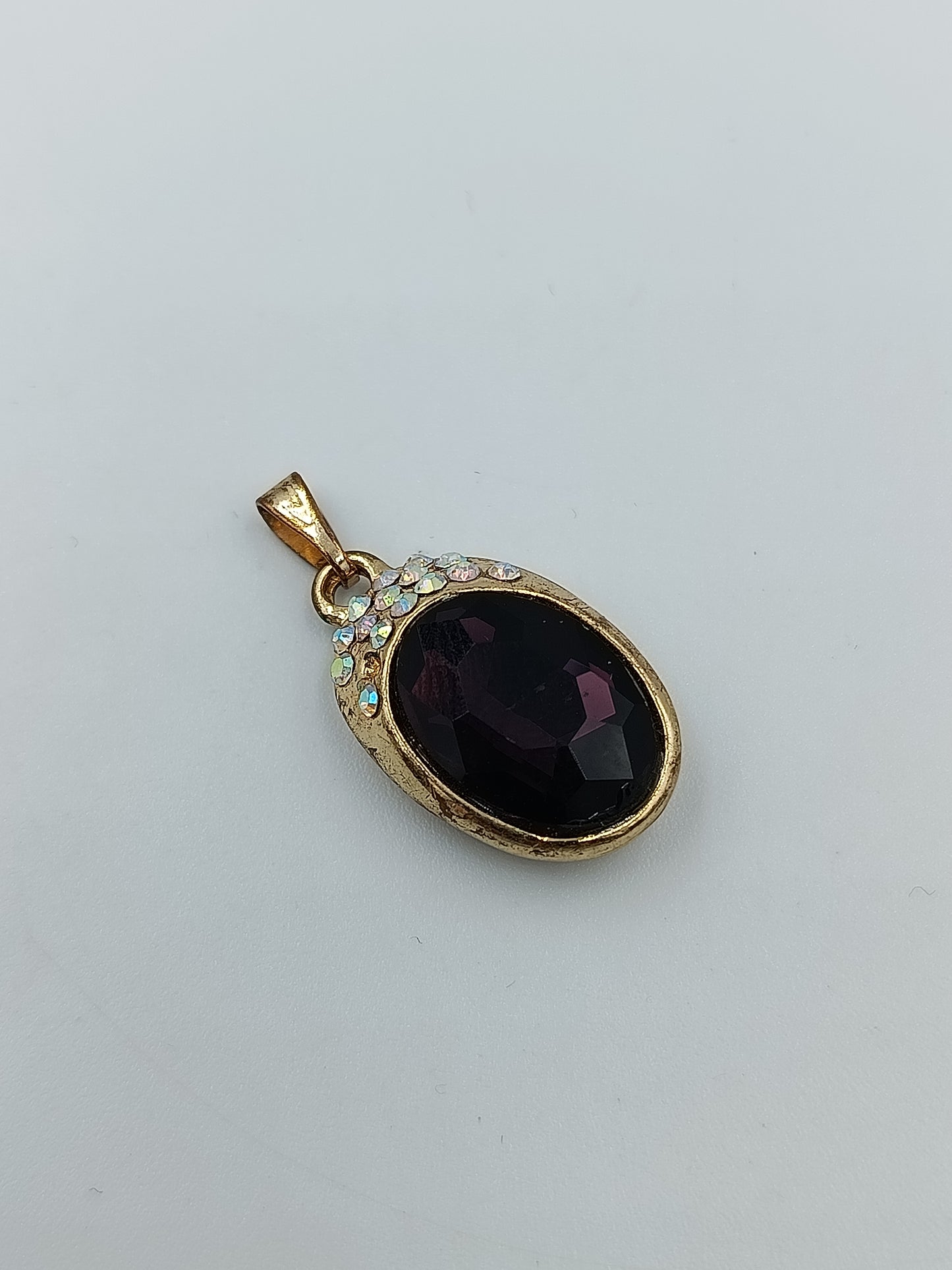 Vintage Anhänger Goldfarben mit dunkelrotem Stein Strassbesatz oval