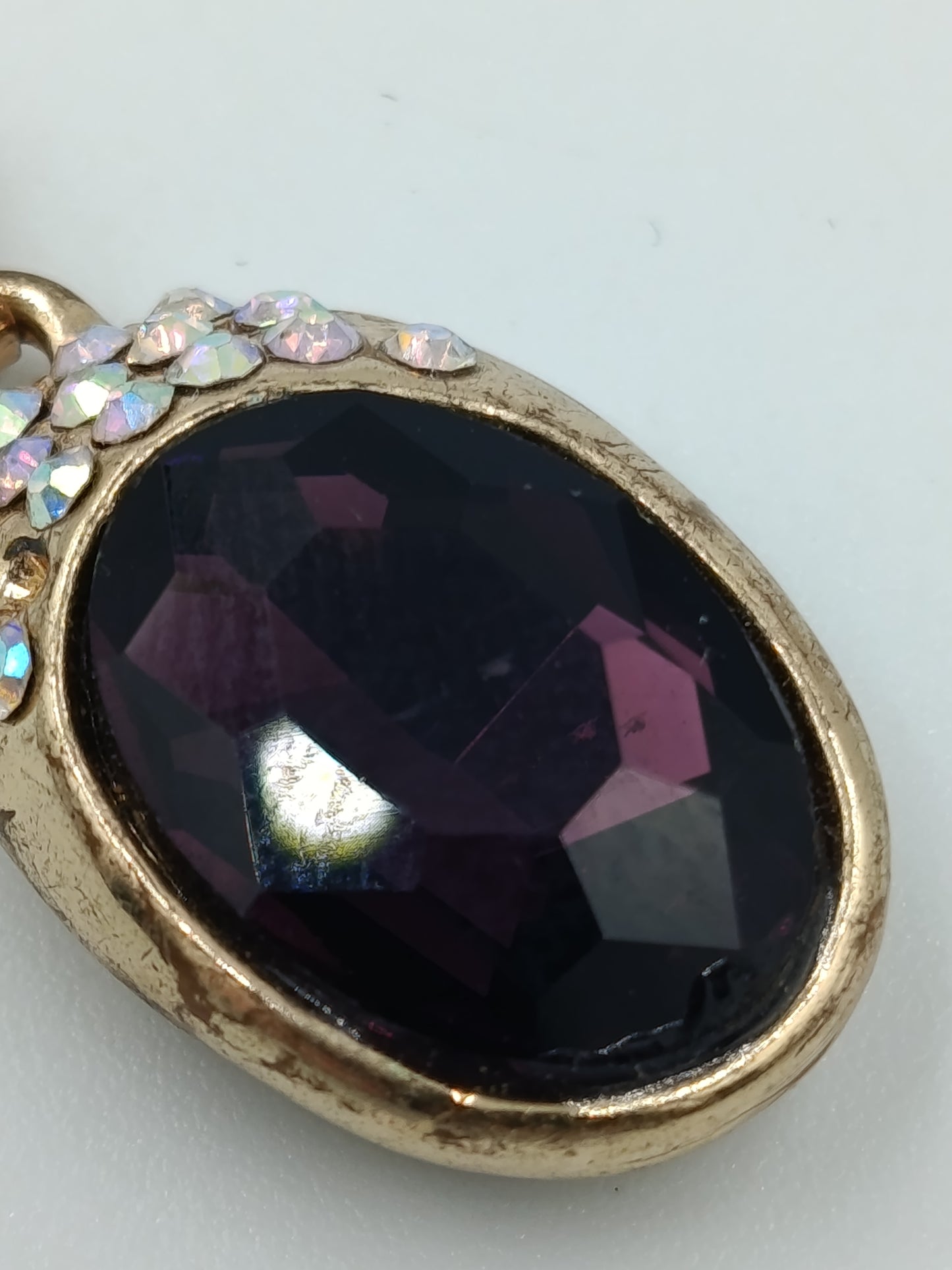 Vintage Anhänger Goldfarben mit dunkelrotem Stein Strassbesatz oval