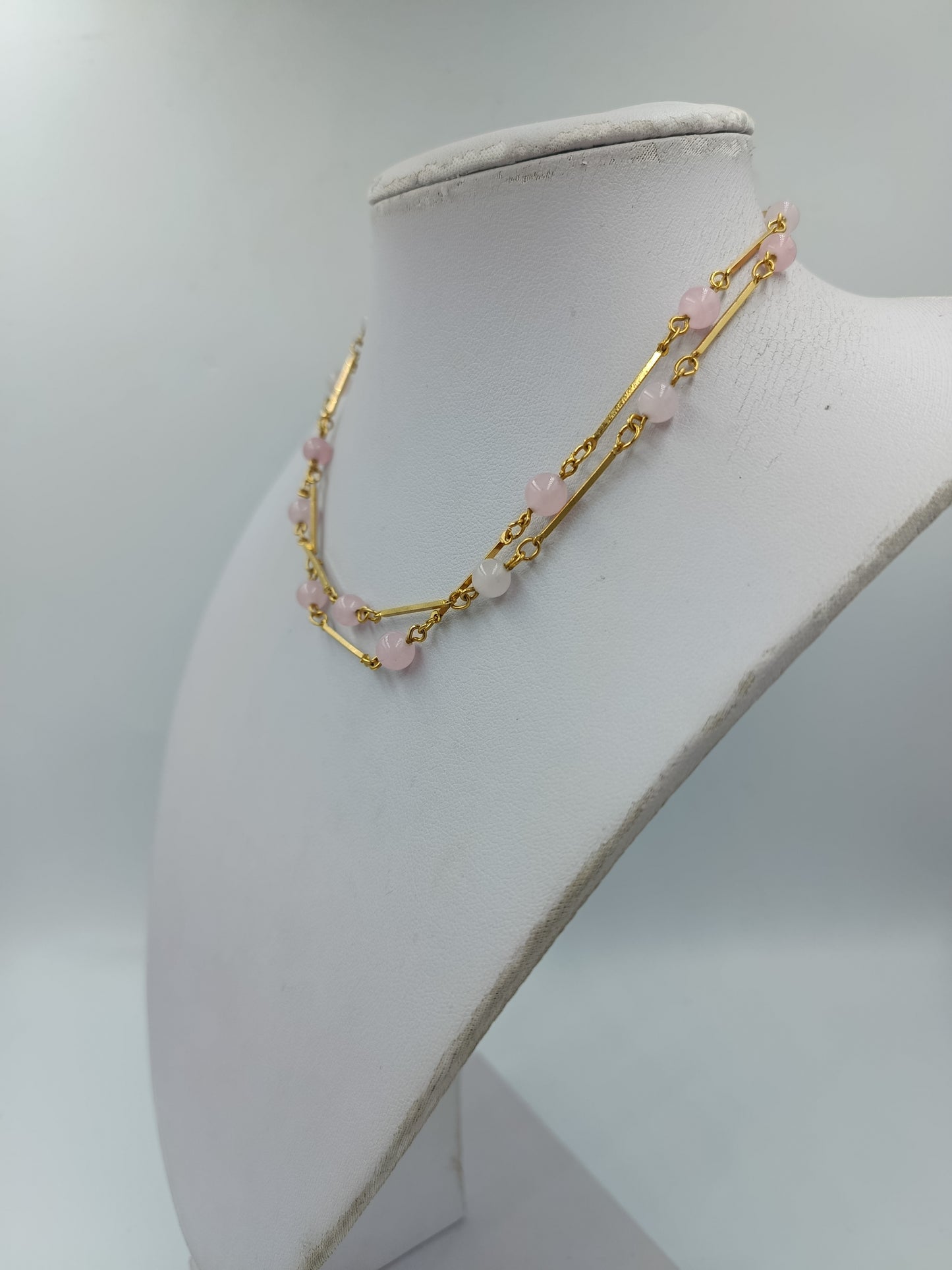 Elegante Zarte Halskette goldfarben mit  zarten  rosafarbenen Perlen filigran