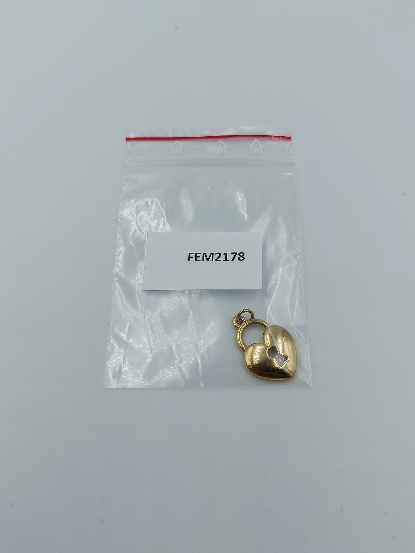 Schöner dekorativer Anhänger in Form eines Herz Schlosses
