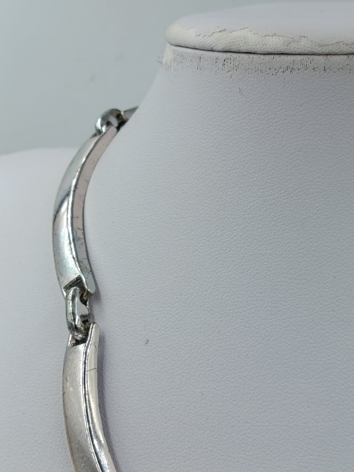 Elegante moderne Halskette in silberfarbener Optik mit dekorativem Mittelteil