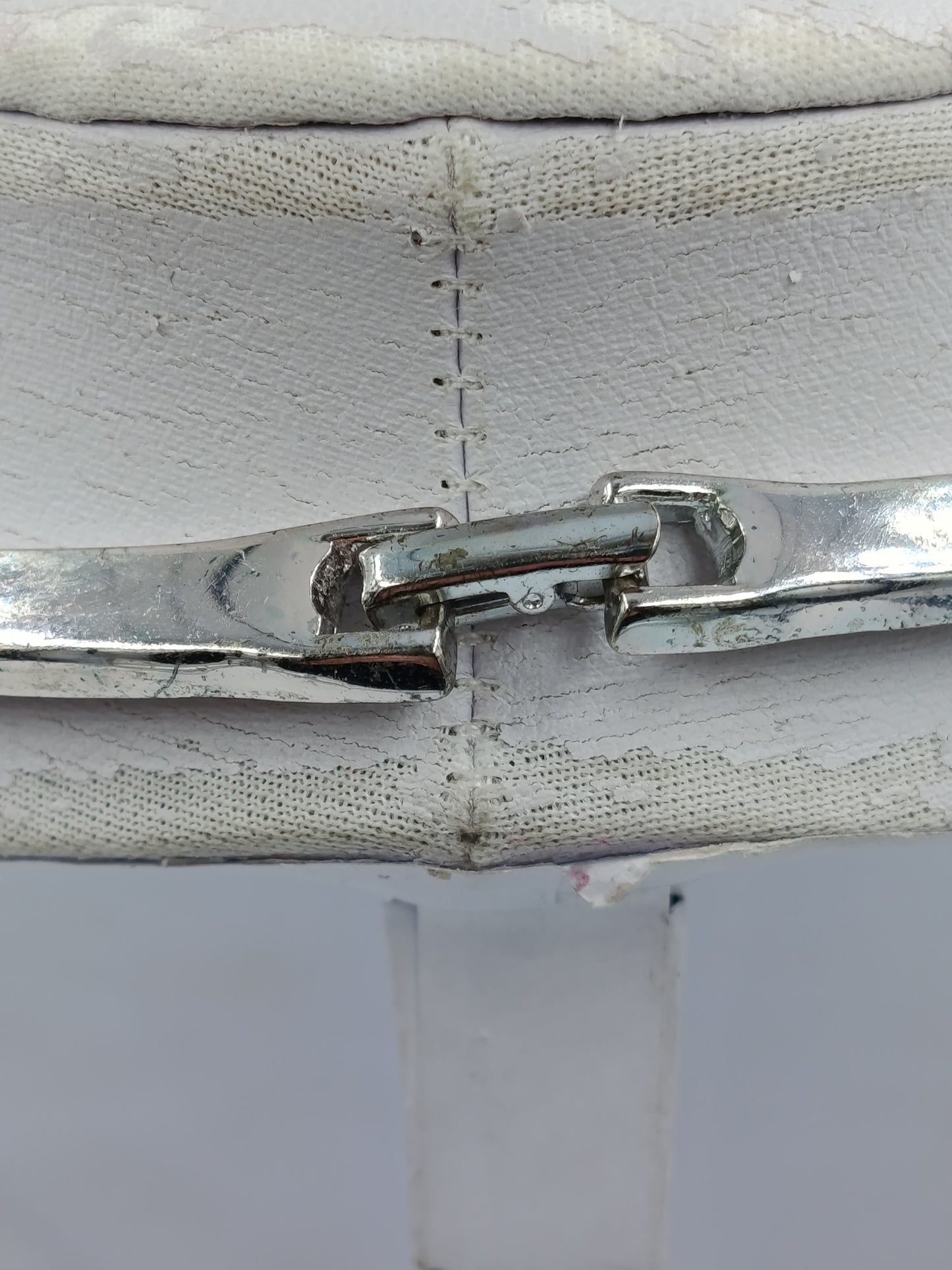 Elegante moderne Halskette in silberfarbener Optik mit dekorativem Mittelteil