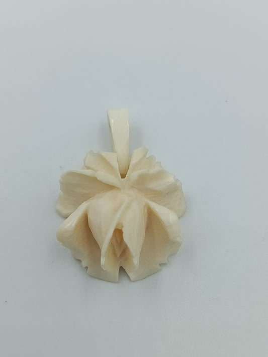 Eleganter Vintage Blumen Anhänger geschnitzt cremefarben filigran