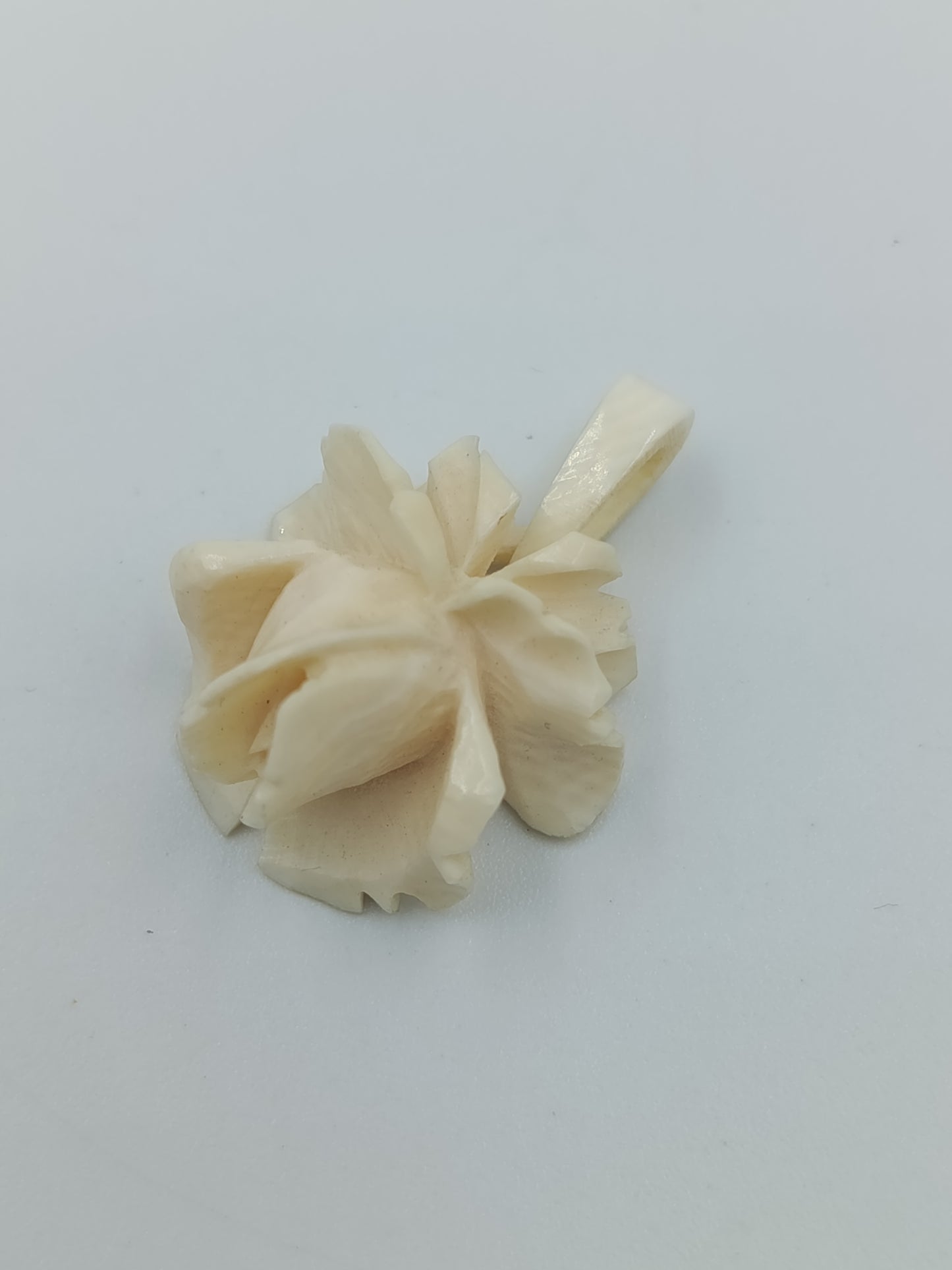 Eleganter Vintage Blumen Anhänger geschnitzt cremefarben filigran