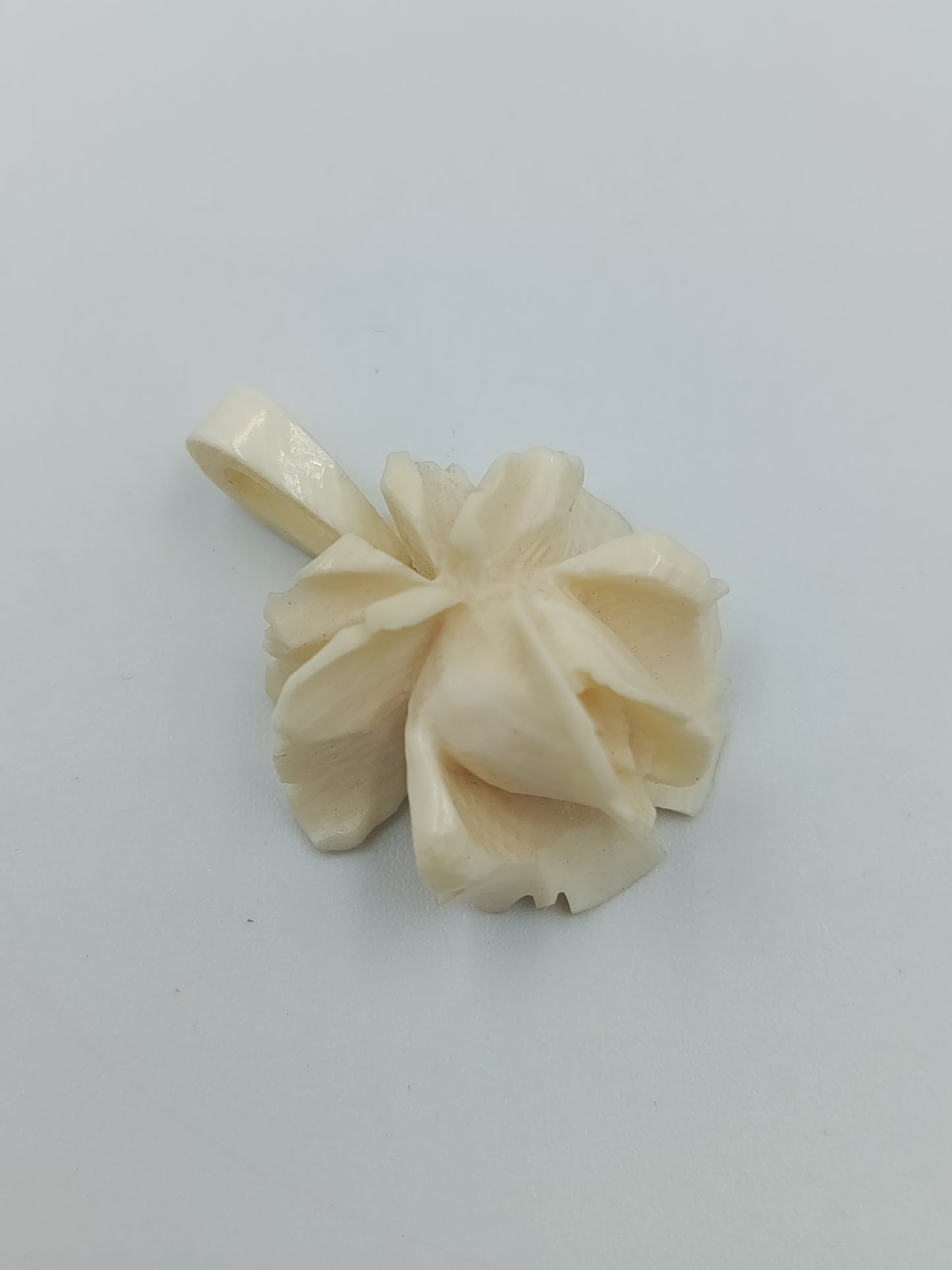 Eleganter Vintage Blumen Anhänger geschnitzt cremefarben filigran