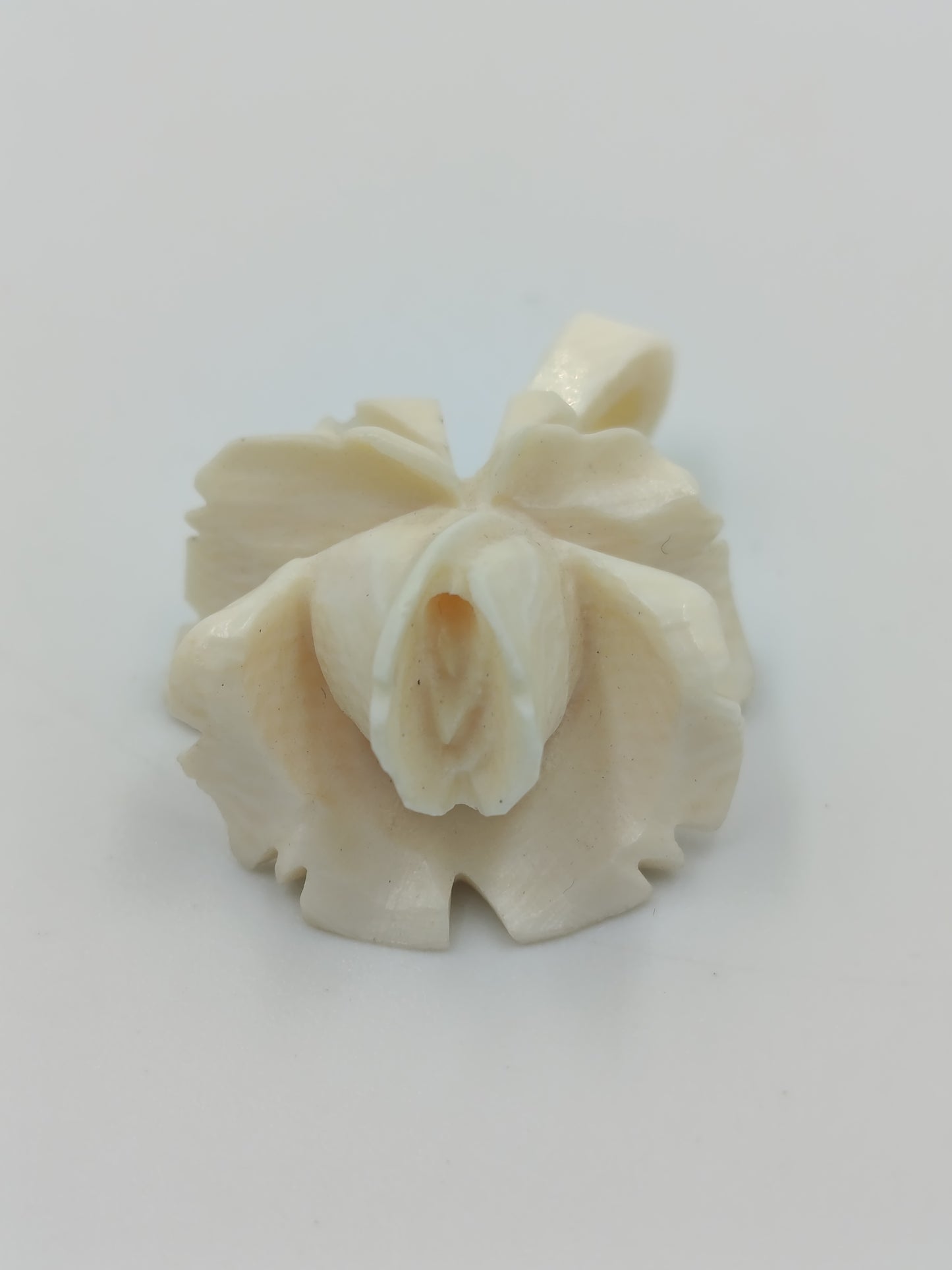 Eleganter Vintage Blumen Anhänger geschnitzt cremefarben filigran
