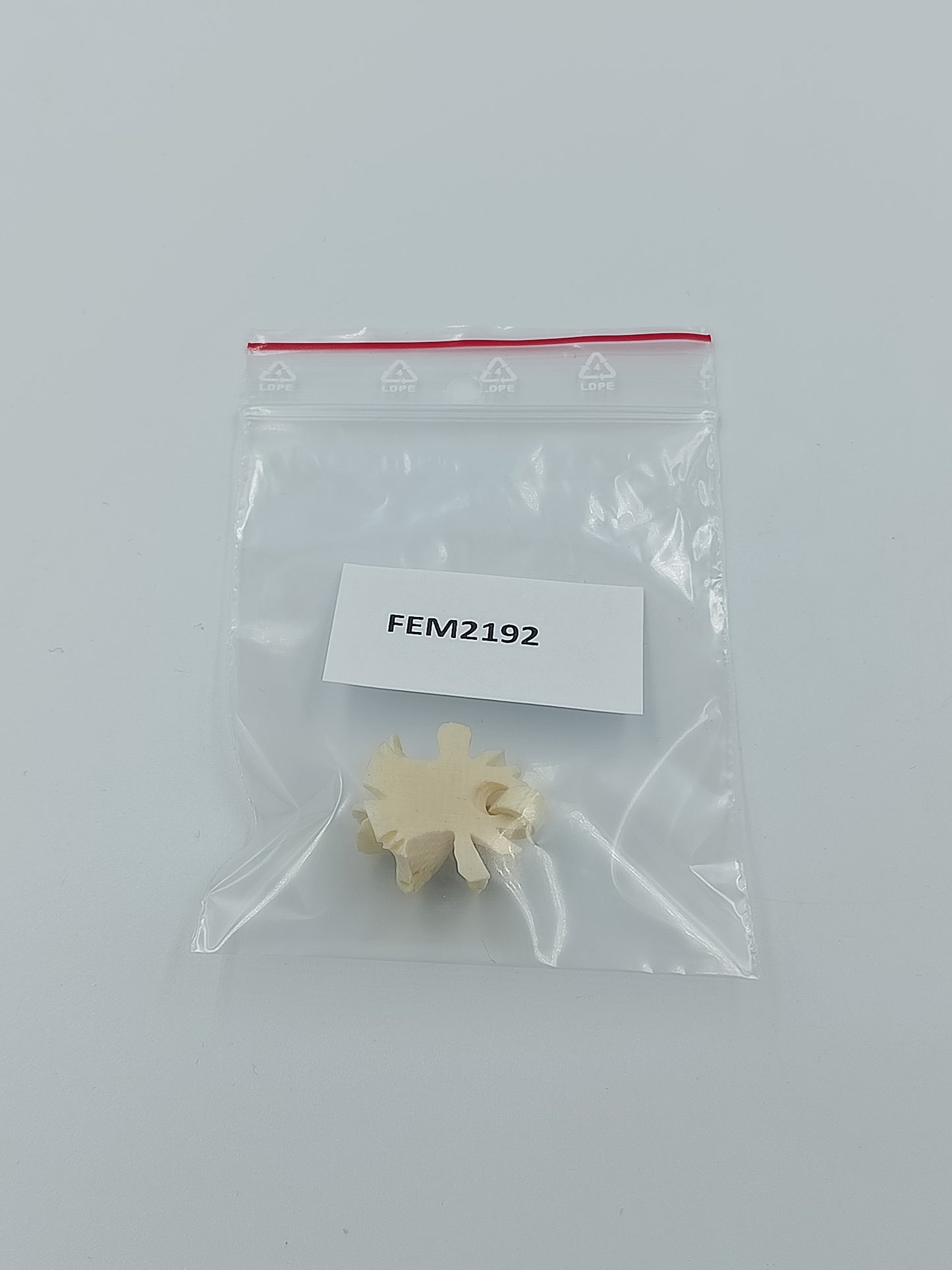 Eleganter Vintage Blumen Anhänger geschnitzt cremefarben filigran