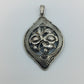 Vintage Blumen Anhänger aus Metall filigran verziert ovales Design elegant
