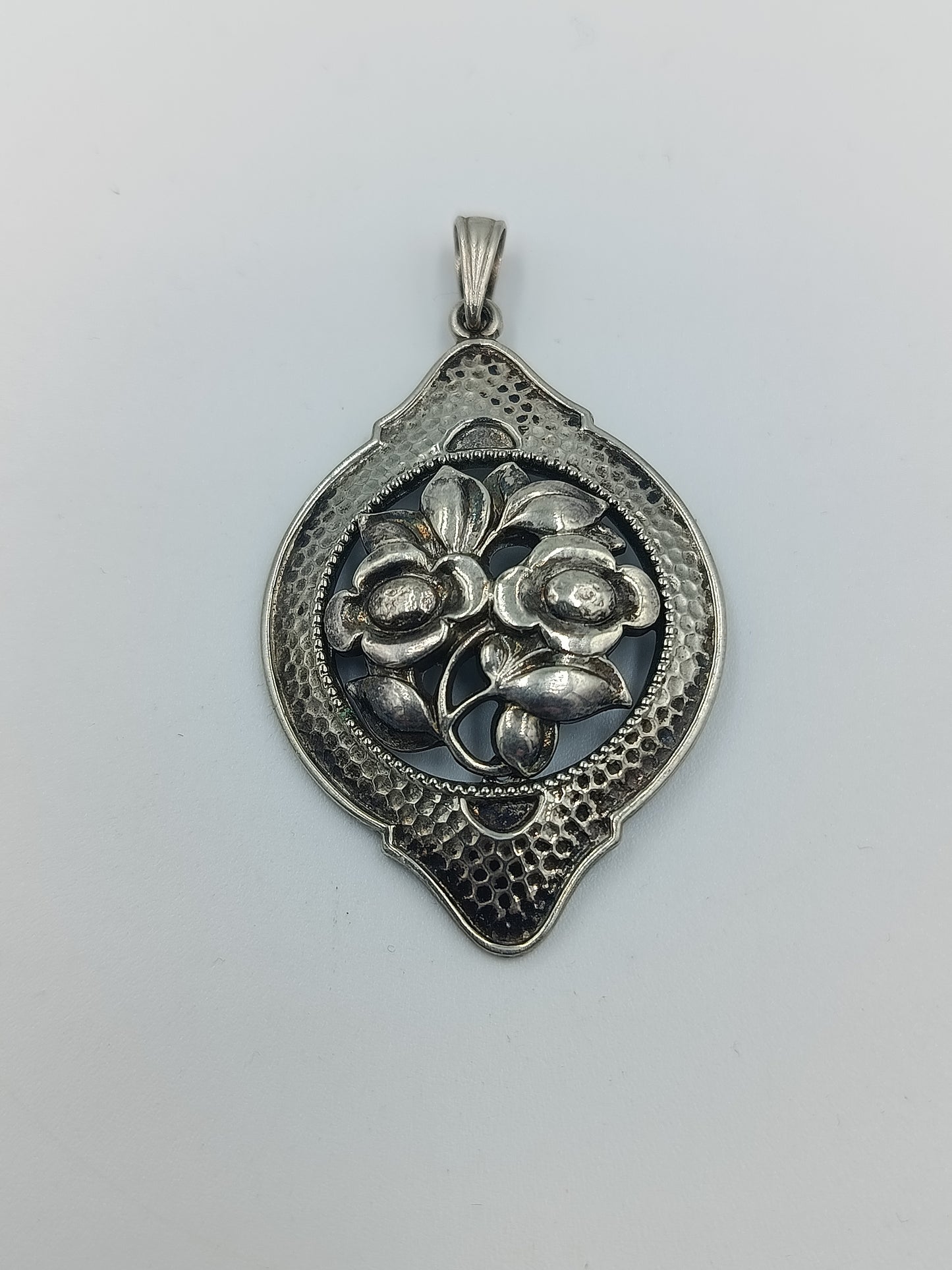 Vintage Blumen Anhänger aus Metall filigran verziert ovales Design elegant