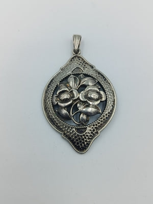 Vintage Blumen Anhänger aus Metall filigran verziert ovales Design elegant