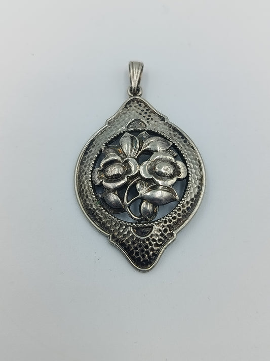 Vintage Blumen Anhänger aus Metall filigran verziert ovales Design elegant