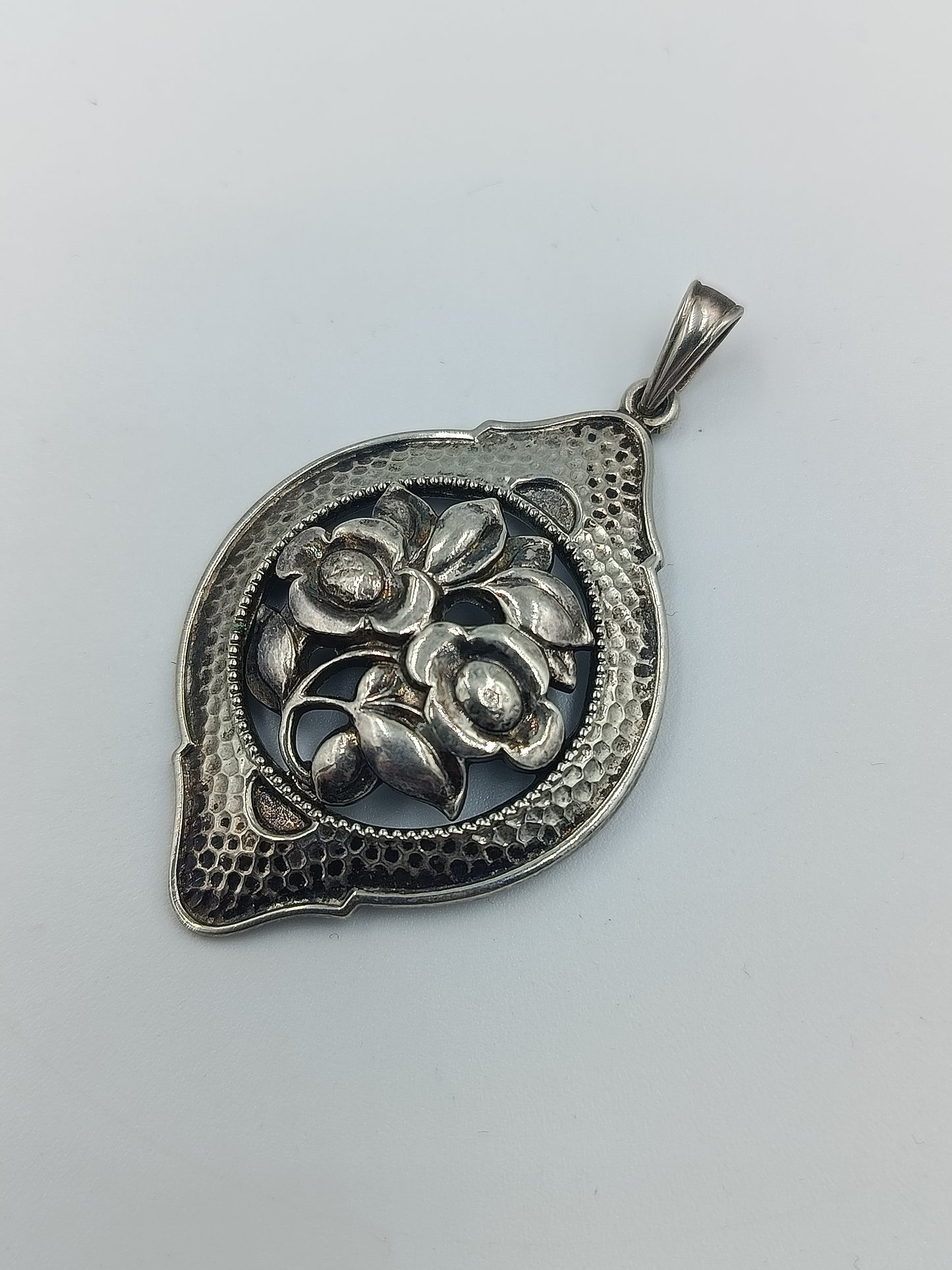 Vintage Blumen Anhänger aus Metall filigran verziert ovales Design elegant