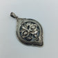 Vintage Blumen Anhänger aus Metall filigran verziert ovales Design elegant