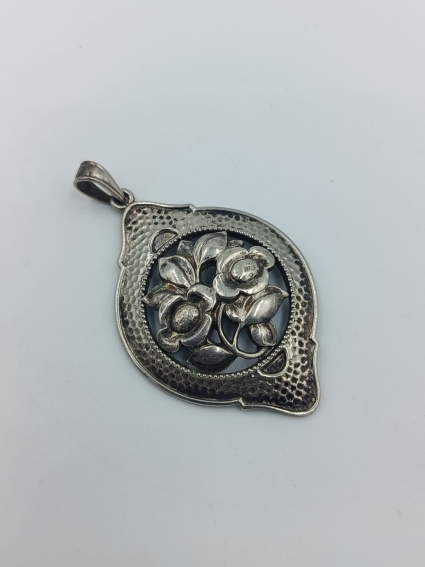 Vintage Blumen Anhänger aus Metall filigran verziert ovales Design elegant
