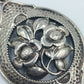 Vintage Blumen Anhänger aus Metall filigran verziert ovales Design elegant