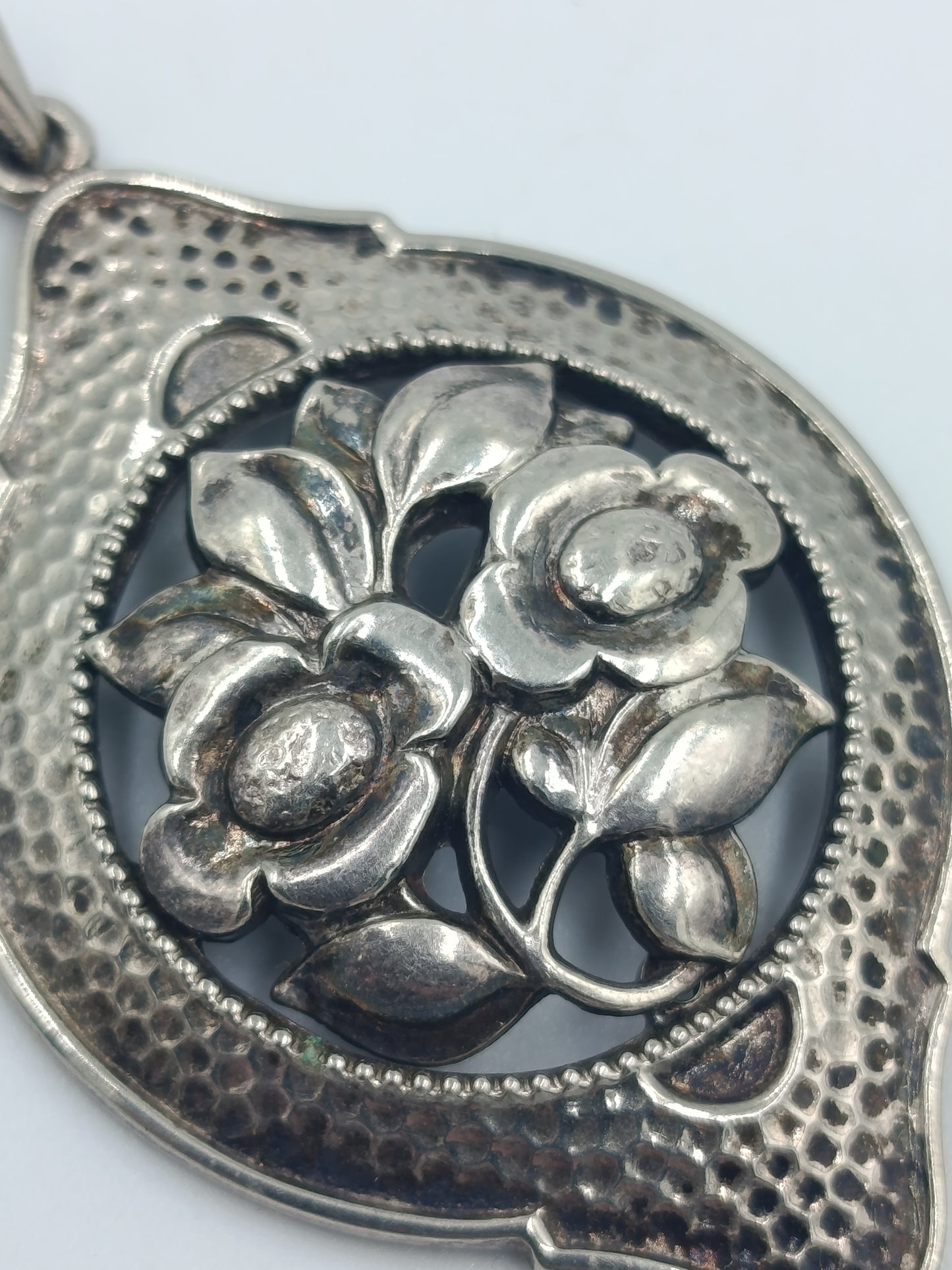Vintage Blumen Anhänger aus Metall filigran verziert ovales Design elegant
