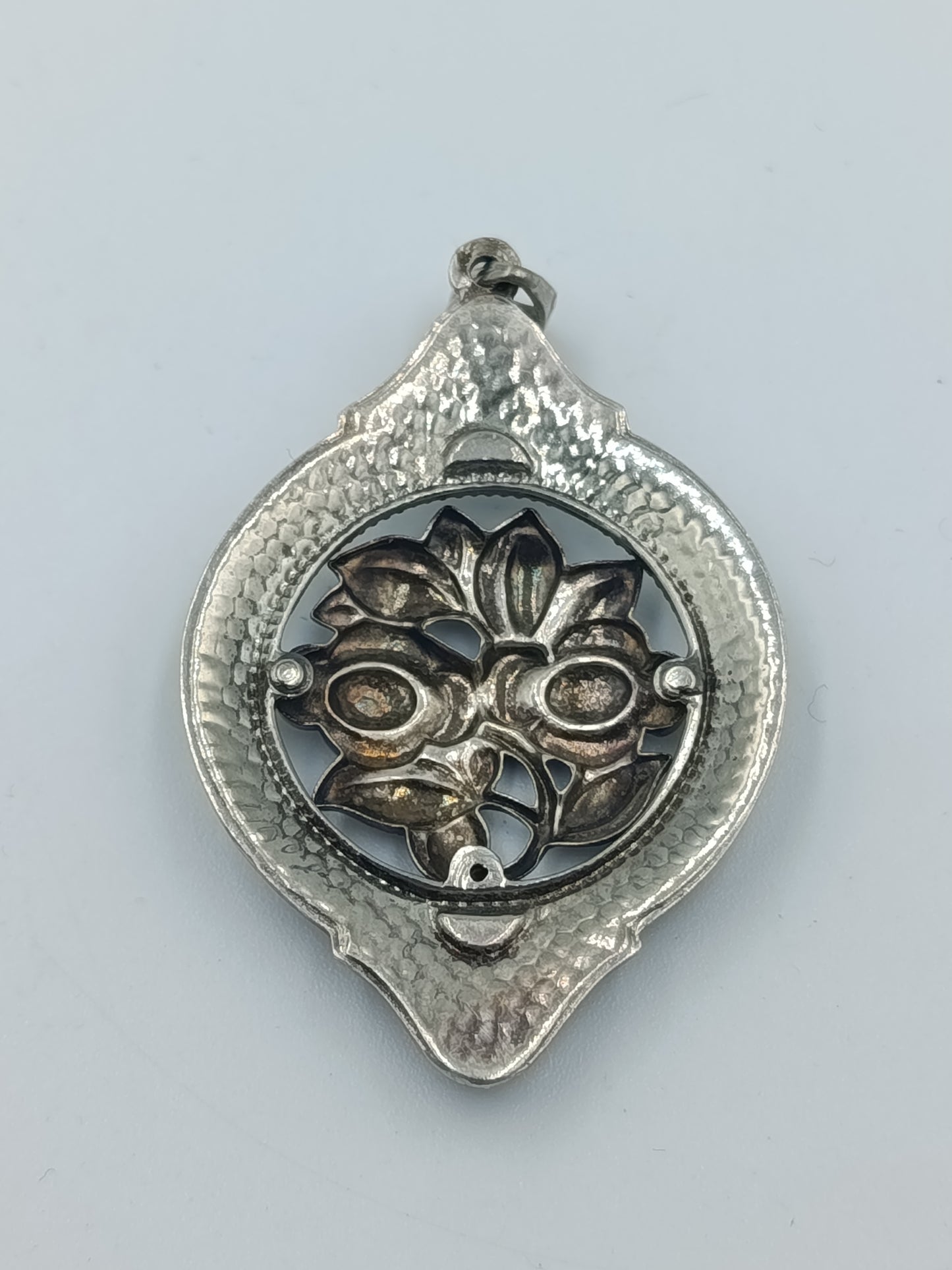 Vintage Blumen Anhänger aus Metall filigran verziert ovales Design elegant