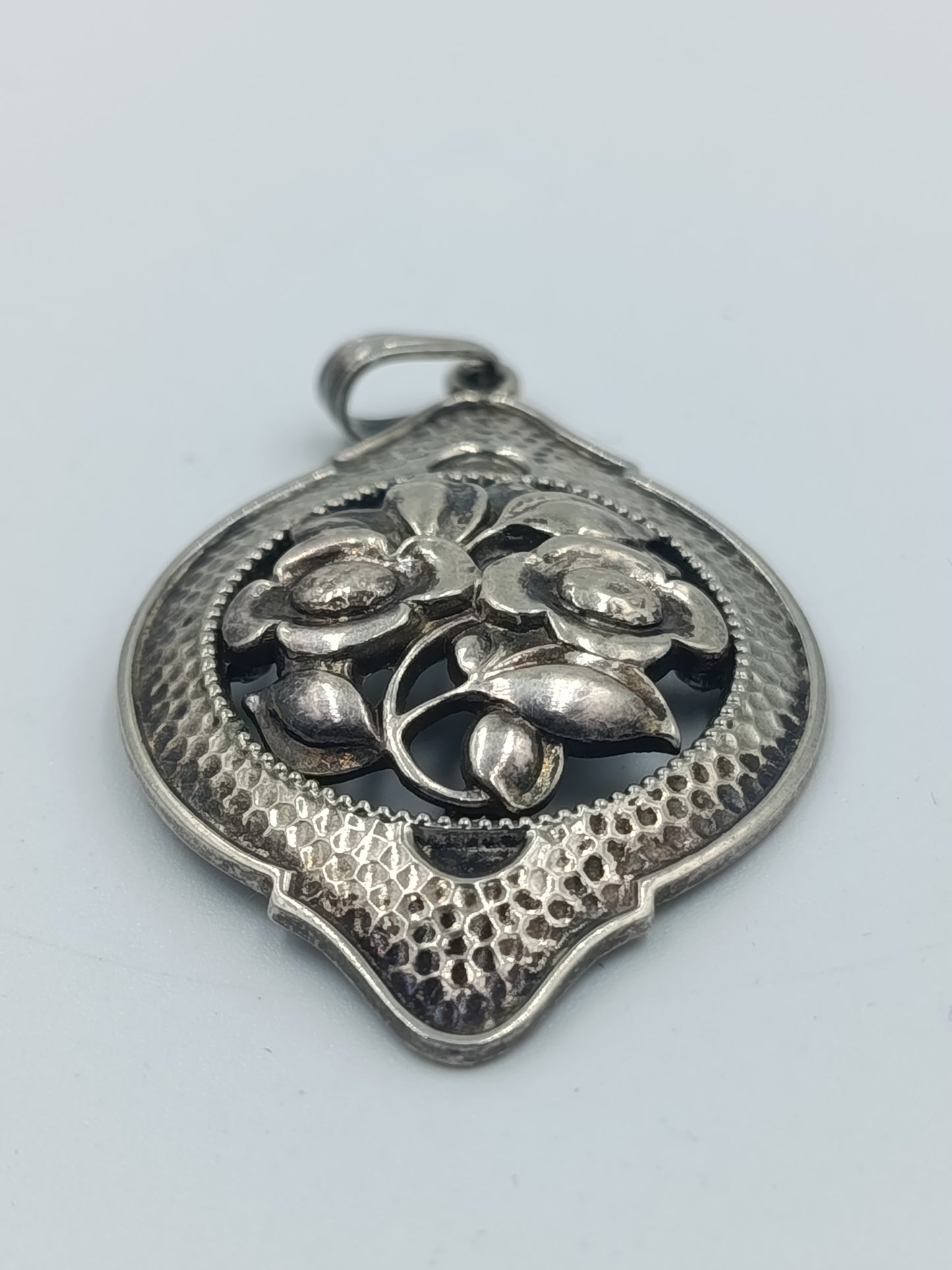 Vintage Blumen Anhänger aus Metall filigran verziert ovales Design elegant