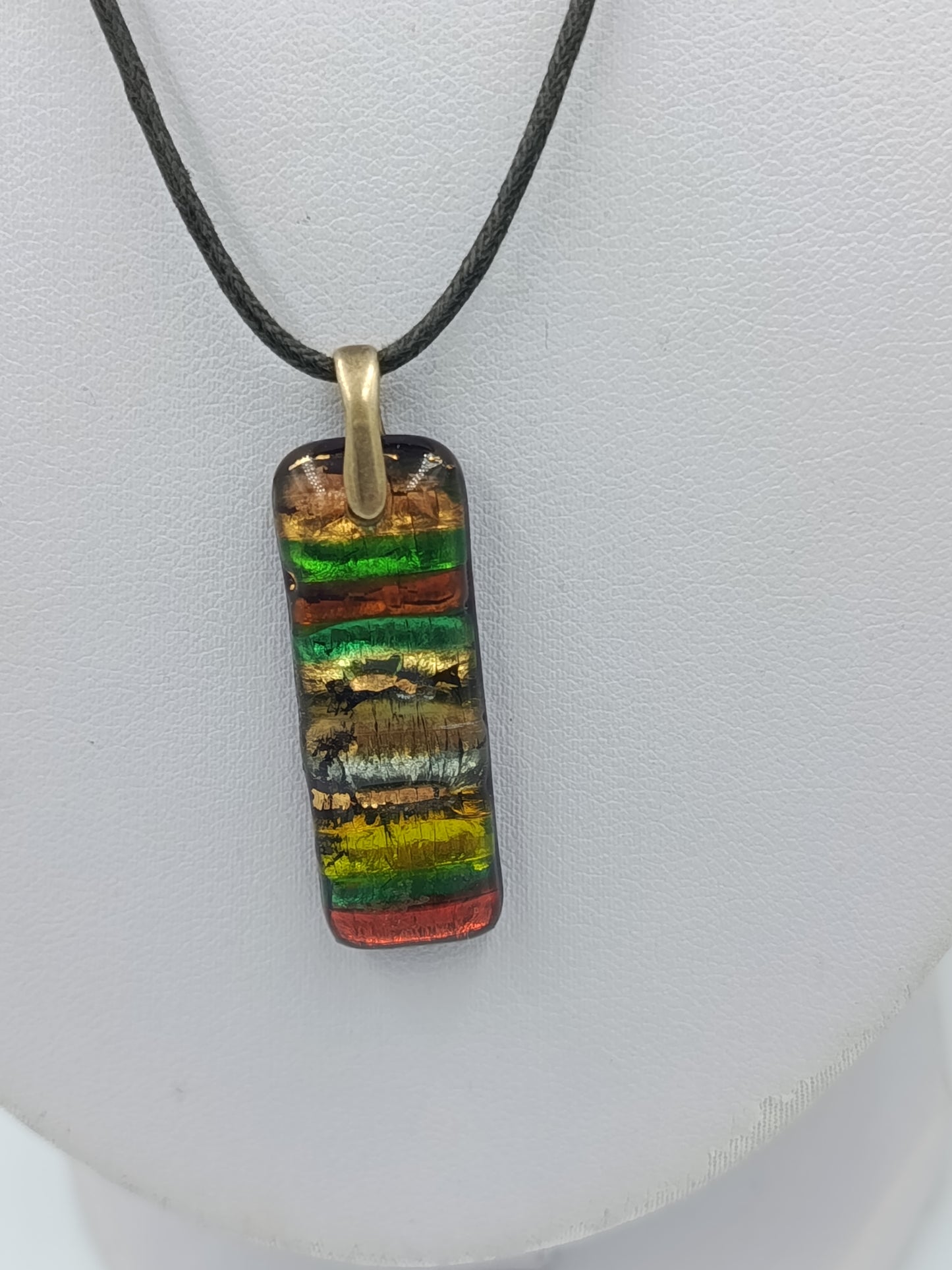 Vintage Halskette mit Glas Anhänger bunt schimmernd modern elegant schlicht