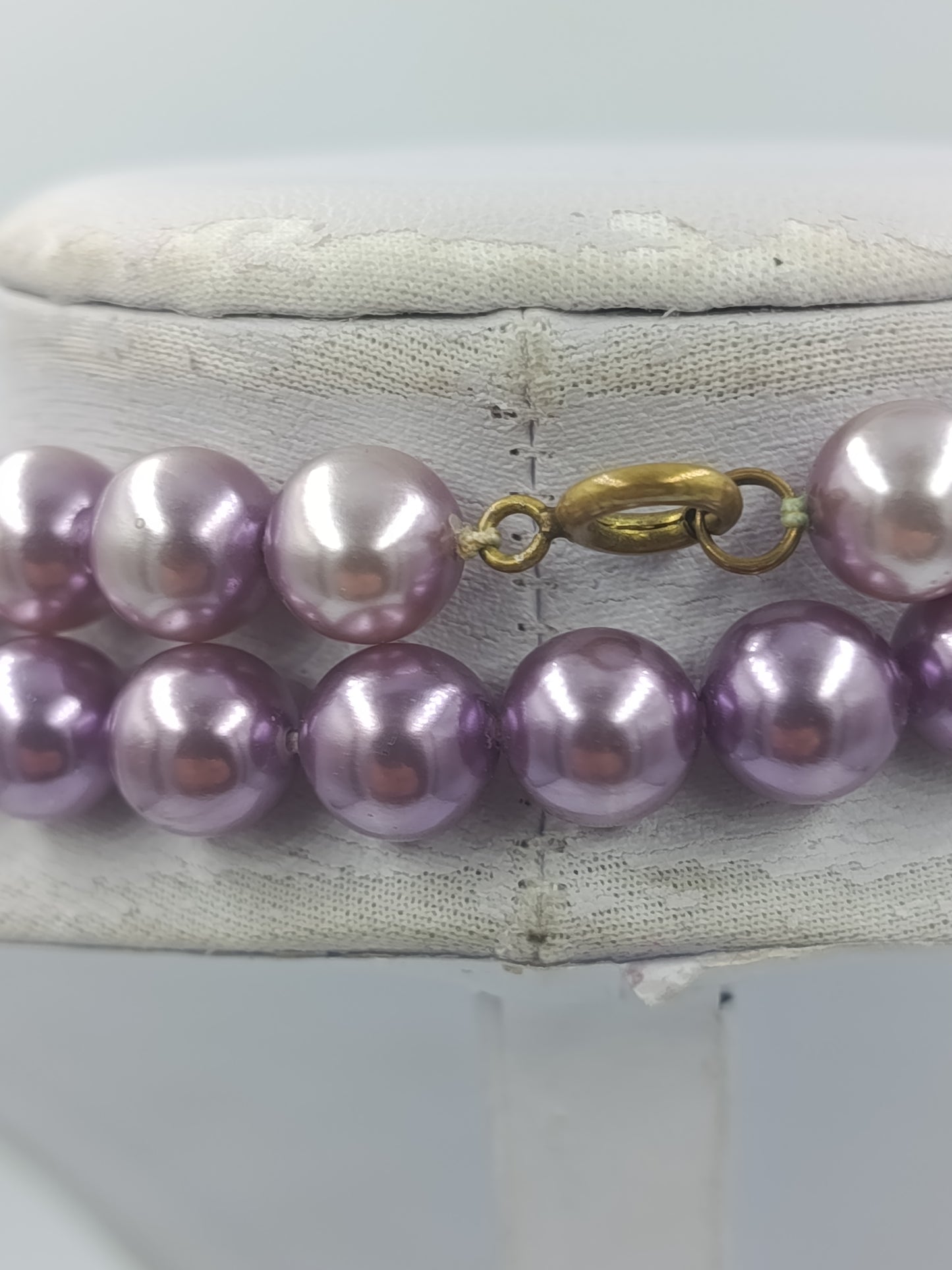 Doppelte Perlenkette lila schimmernd elegant klassisch