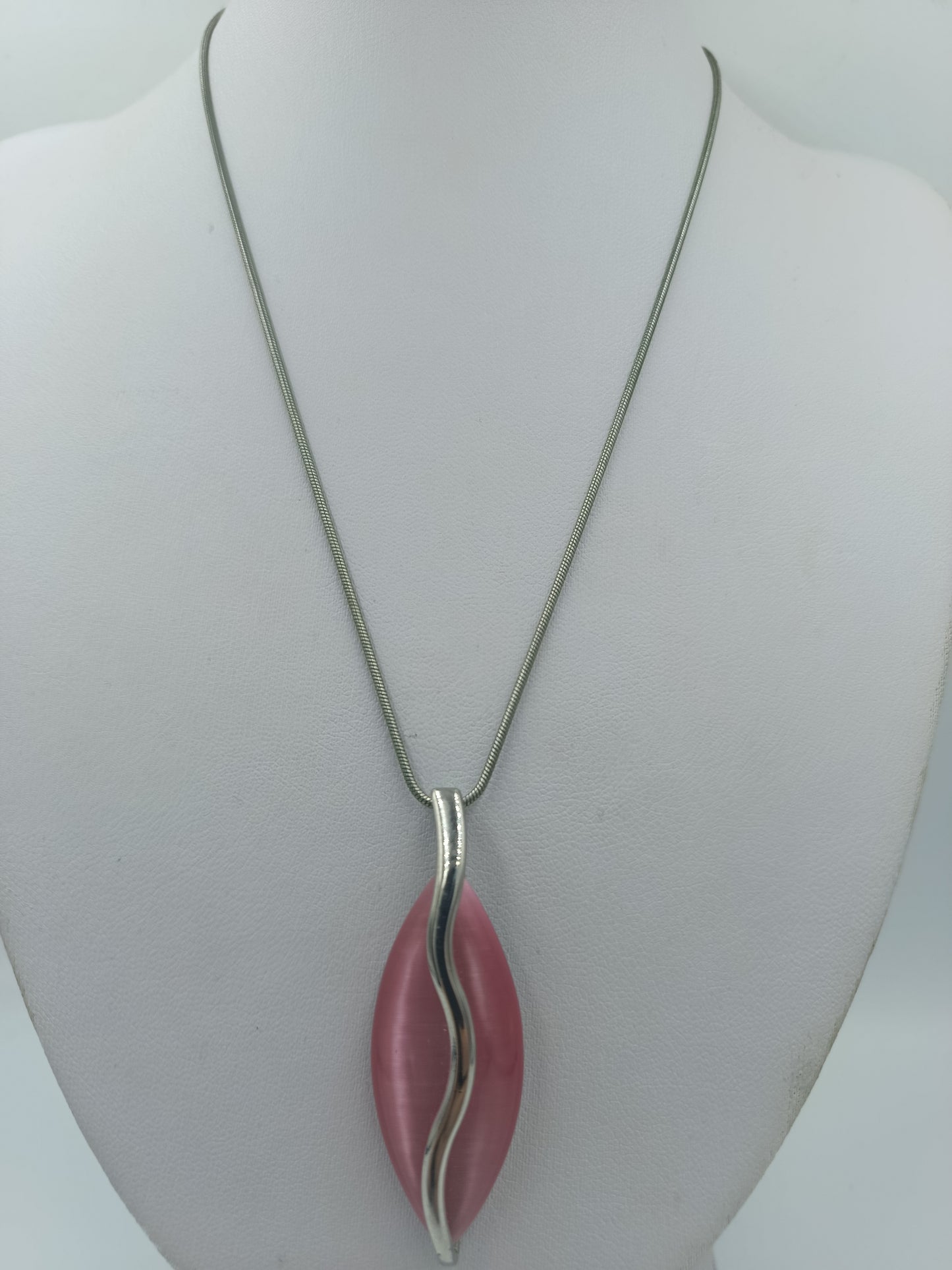 Elegante Halskette mit rosa Anhänger Schlangenkette modernes Design
