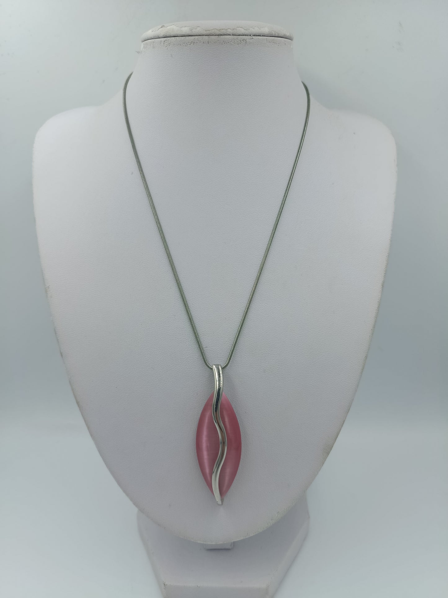 Elegante Halskette mit rosa Anhänger Schlangenkette modernes Design