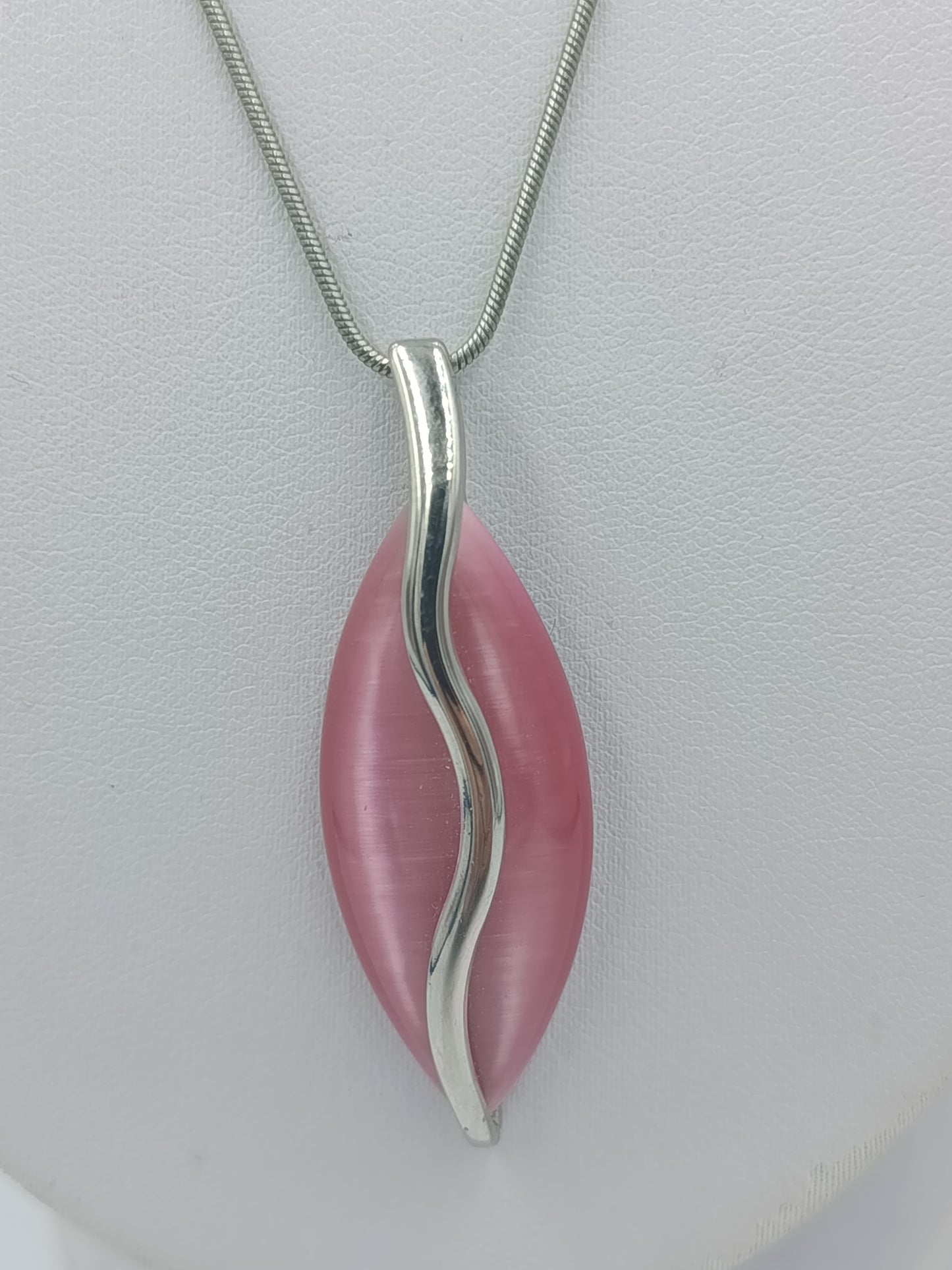 Elegante Halskette mit rosa Anhänger Schlangenkette modernes Design