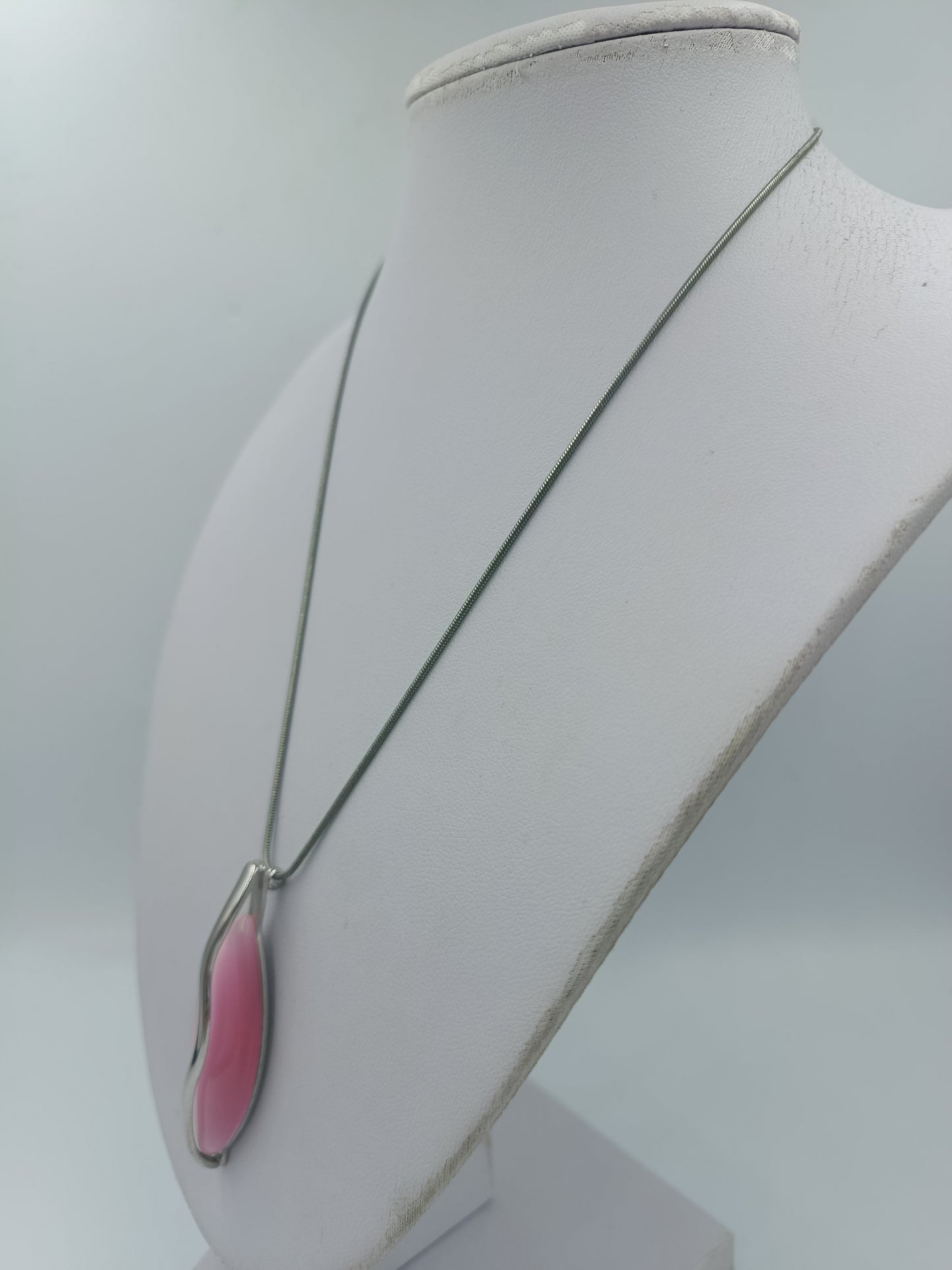 Elegante Halskette mit rosa Anhänger Schlangenkette modernes Design
