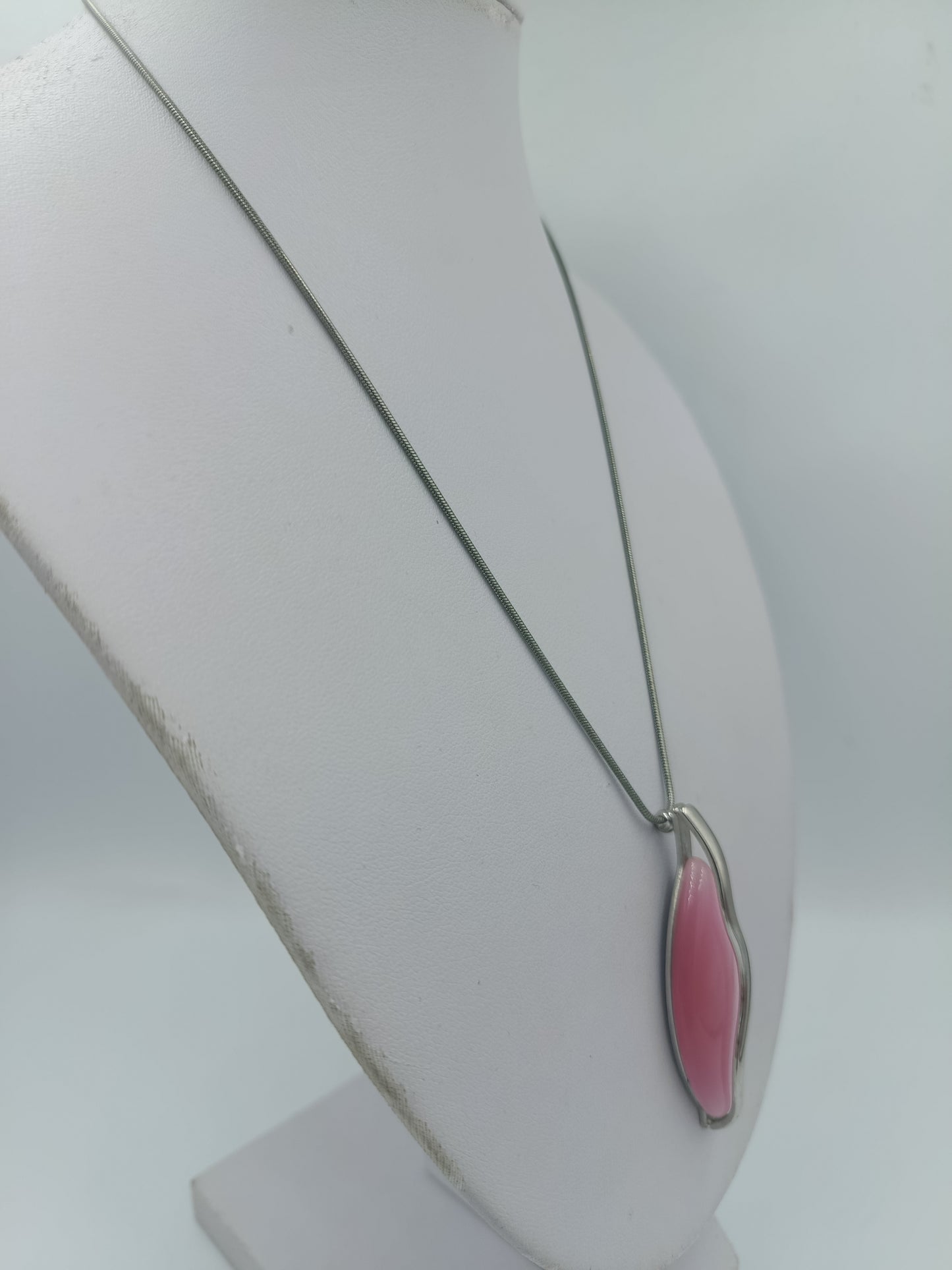 Elegante Halskette mit rosa Anhänger Schlangenkette modernes Design