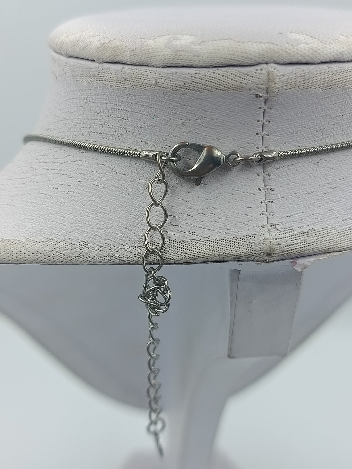 Elegante Halskette mit rosa Anhänger Schlangenkette modernes Design