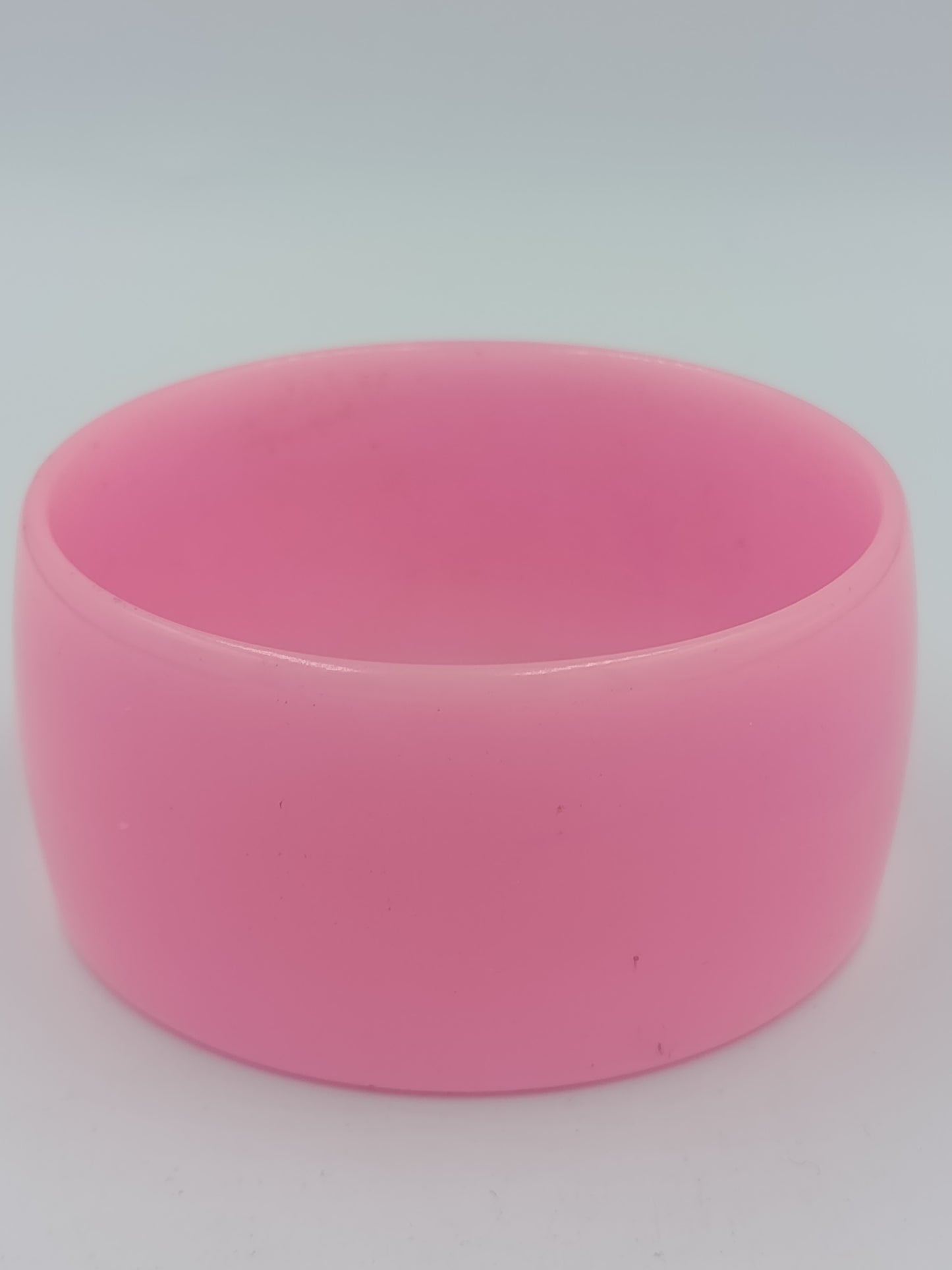 Vintage Armreif aus Kunststoff in Rosa breites Statement-Armband
