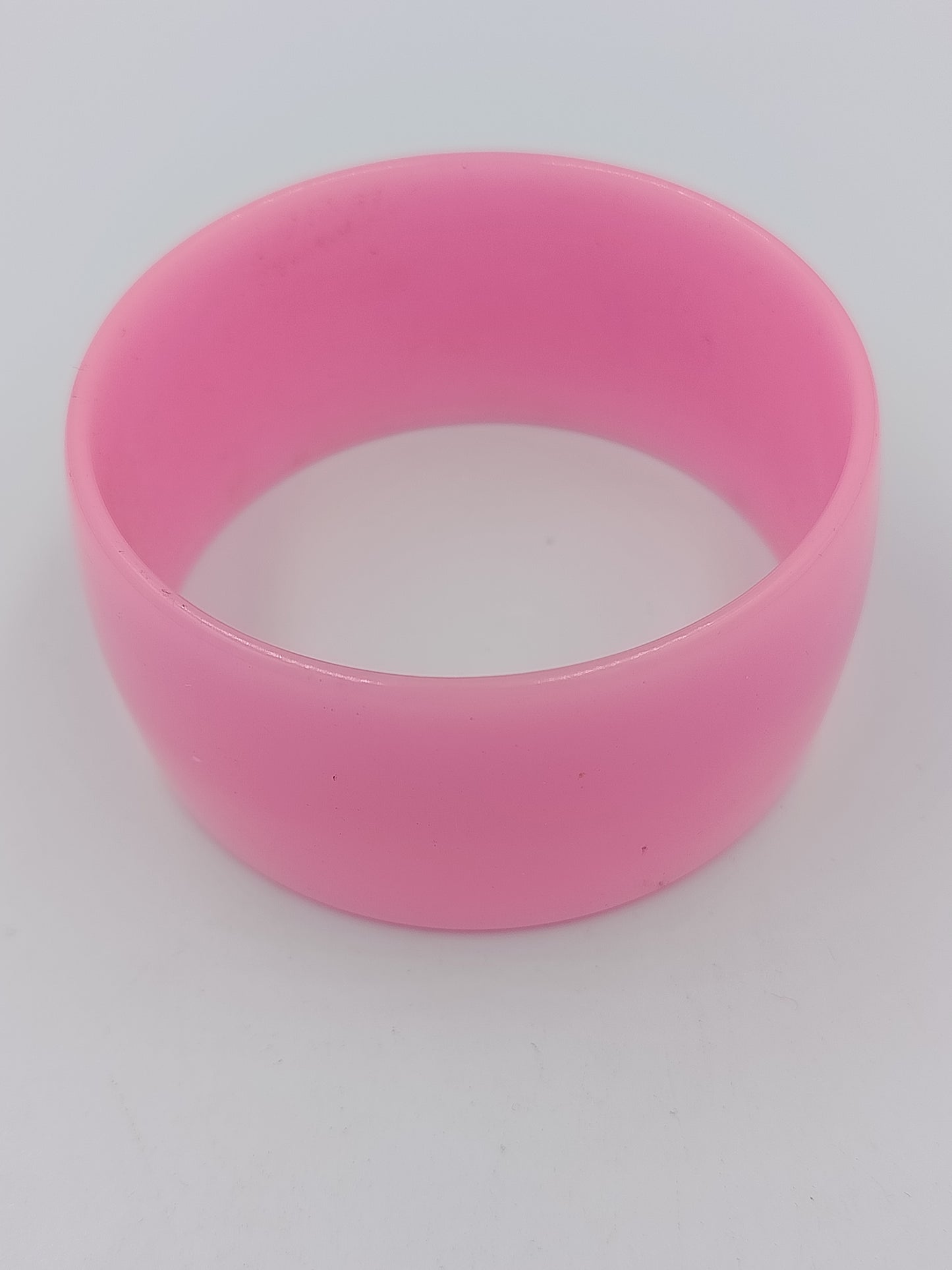 Vintage Armreif aus Kunststoff in Rosa breites Statement-Armband