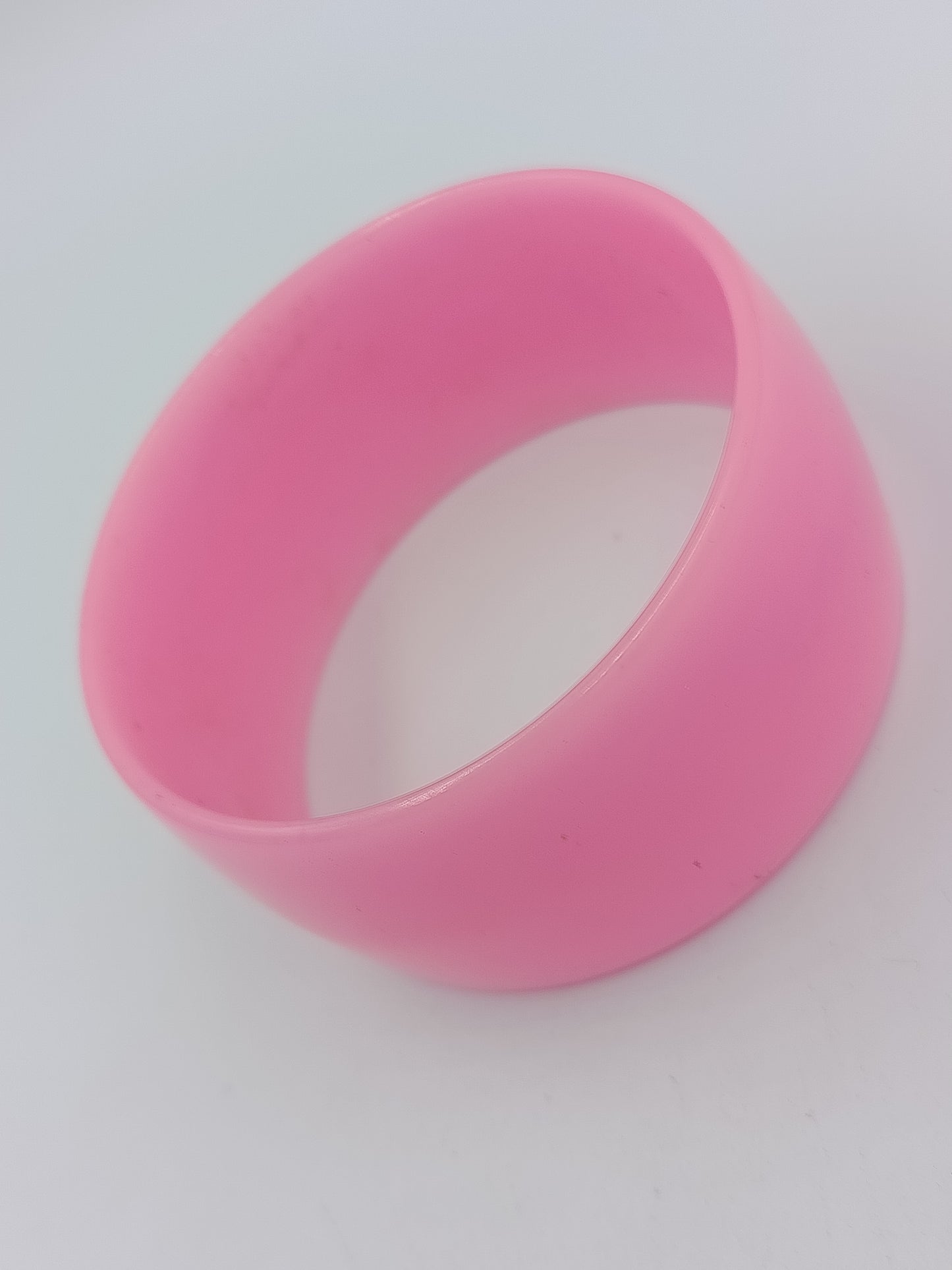 Vintage Armreif aus Kunststoff in Rosa breites Statement-Armband