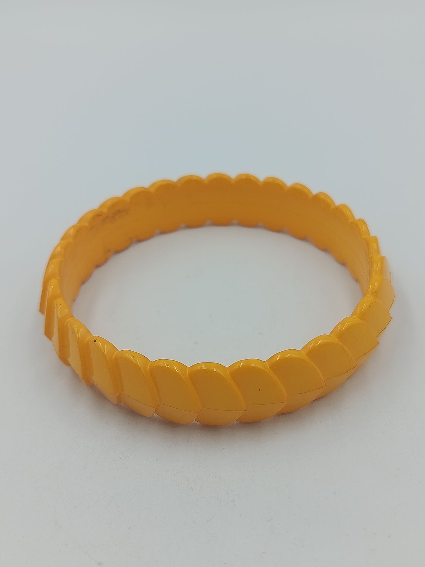 Vintage Armreif in Gelb  dekoratives Kunststoff Armband im Retro Design