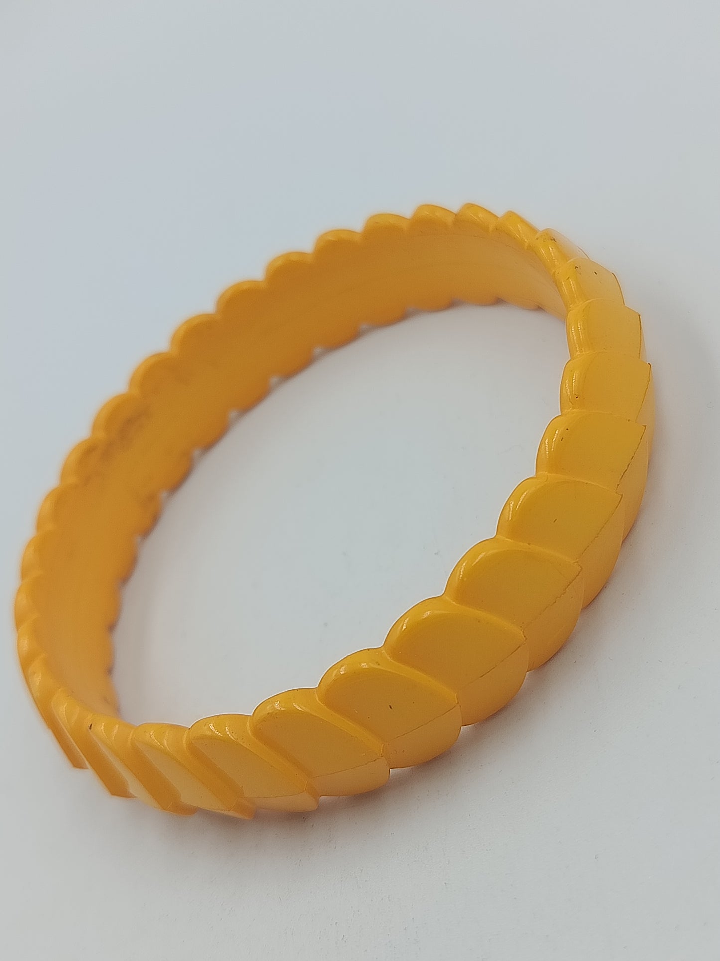 Vintage Armreif in Gelb  dekoratives Kunststoff Armband im Retro Design