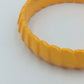 Vintage Armreif in Gelb  dekoratives Kunststoff Armband im Retro Design