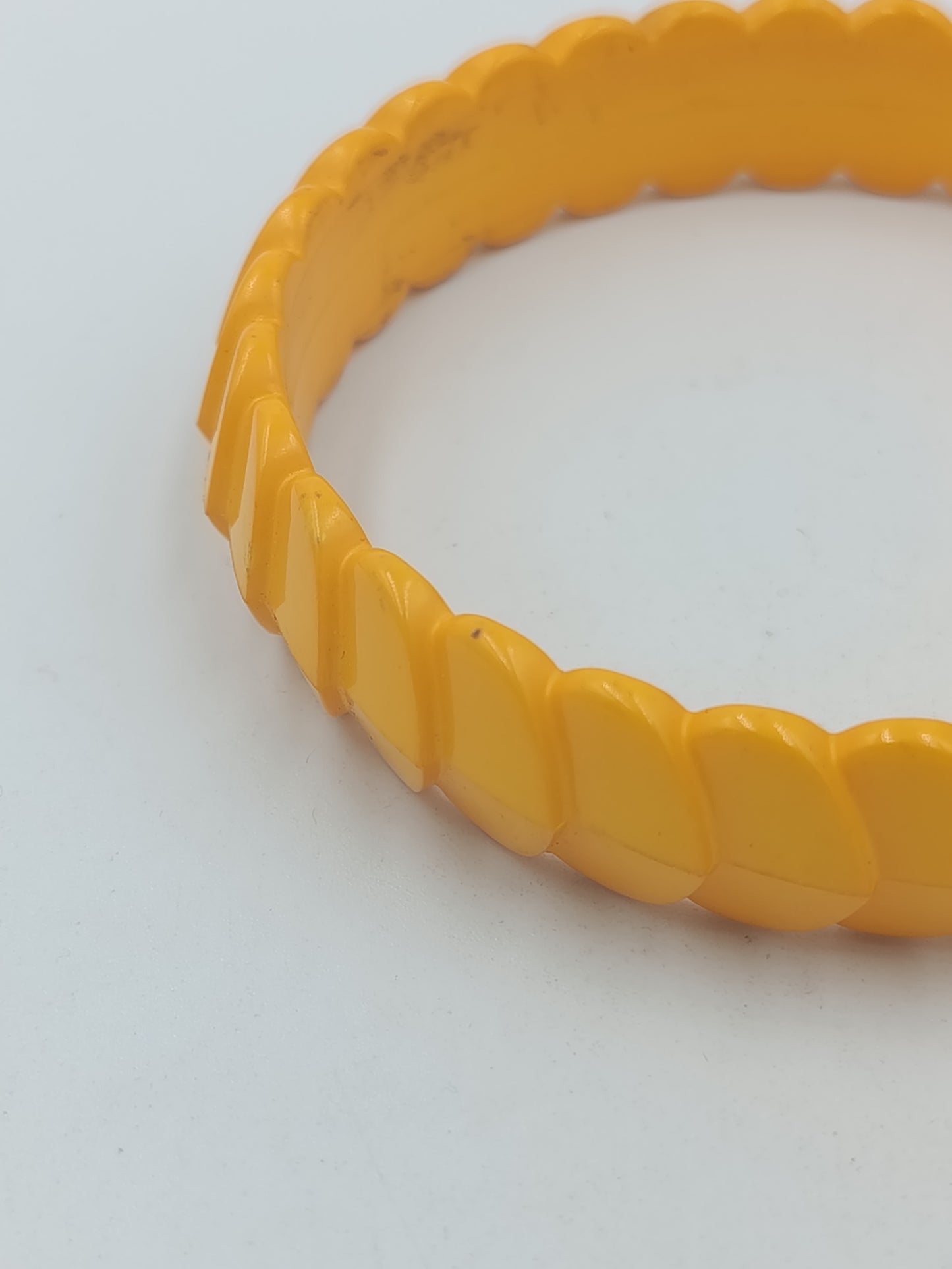 Vintage Armreif in Gelb  dekoratives Kunststoff Armband im Retro Design