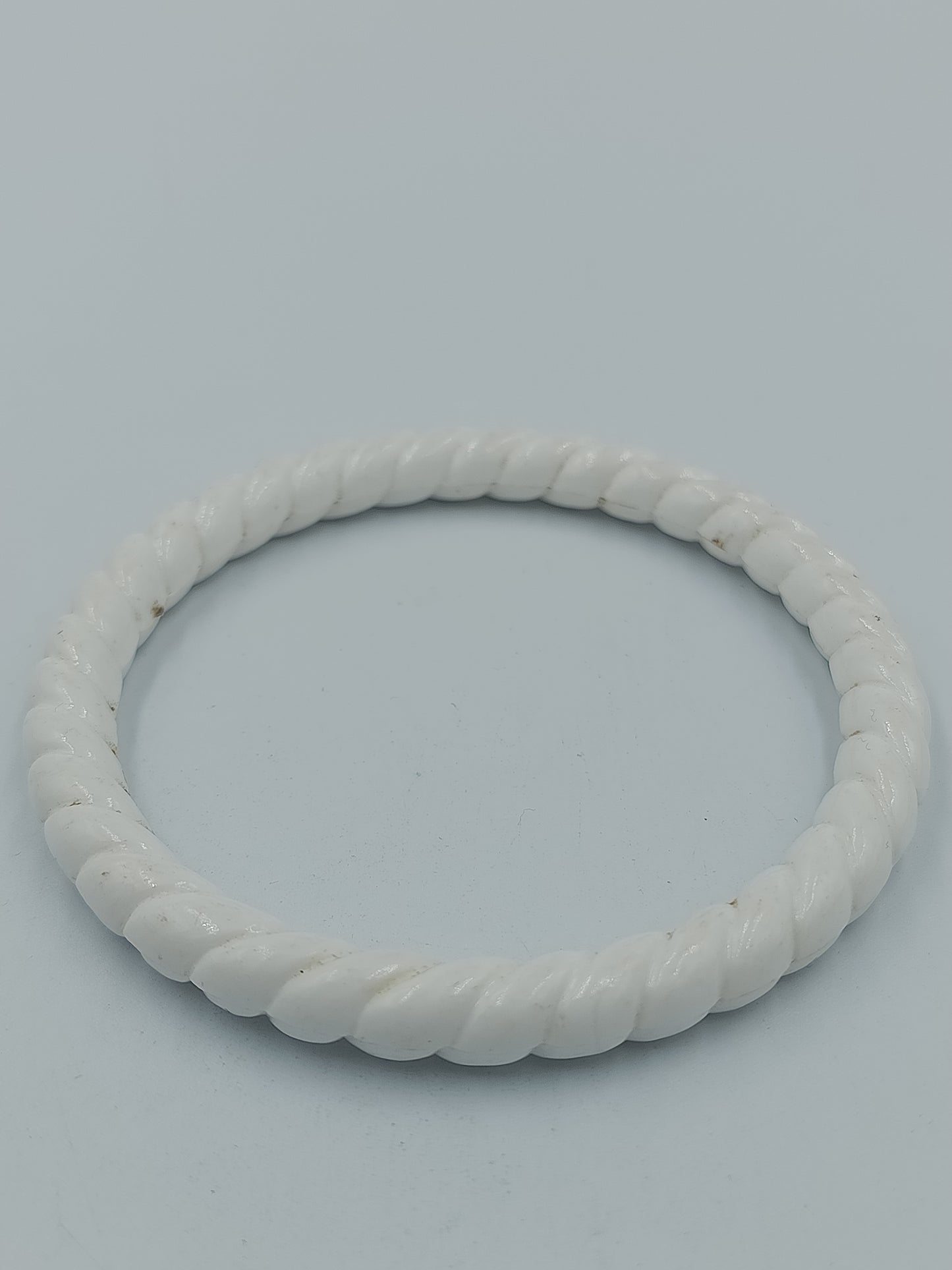 Vintage Armreif in Weiß – gedrehte Optik / Retro Bangle