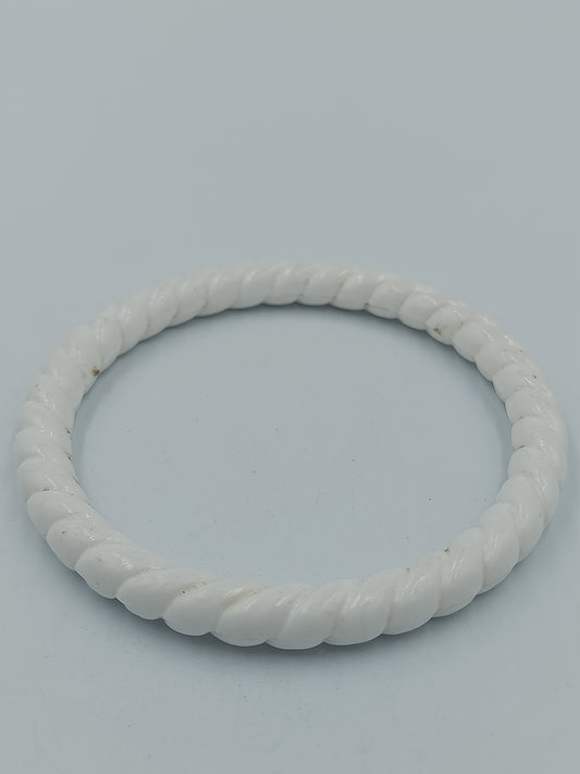Vintage Armreif in Weiß – gedrehte Optik / Retro Bangle