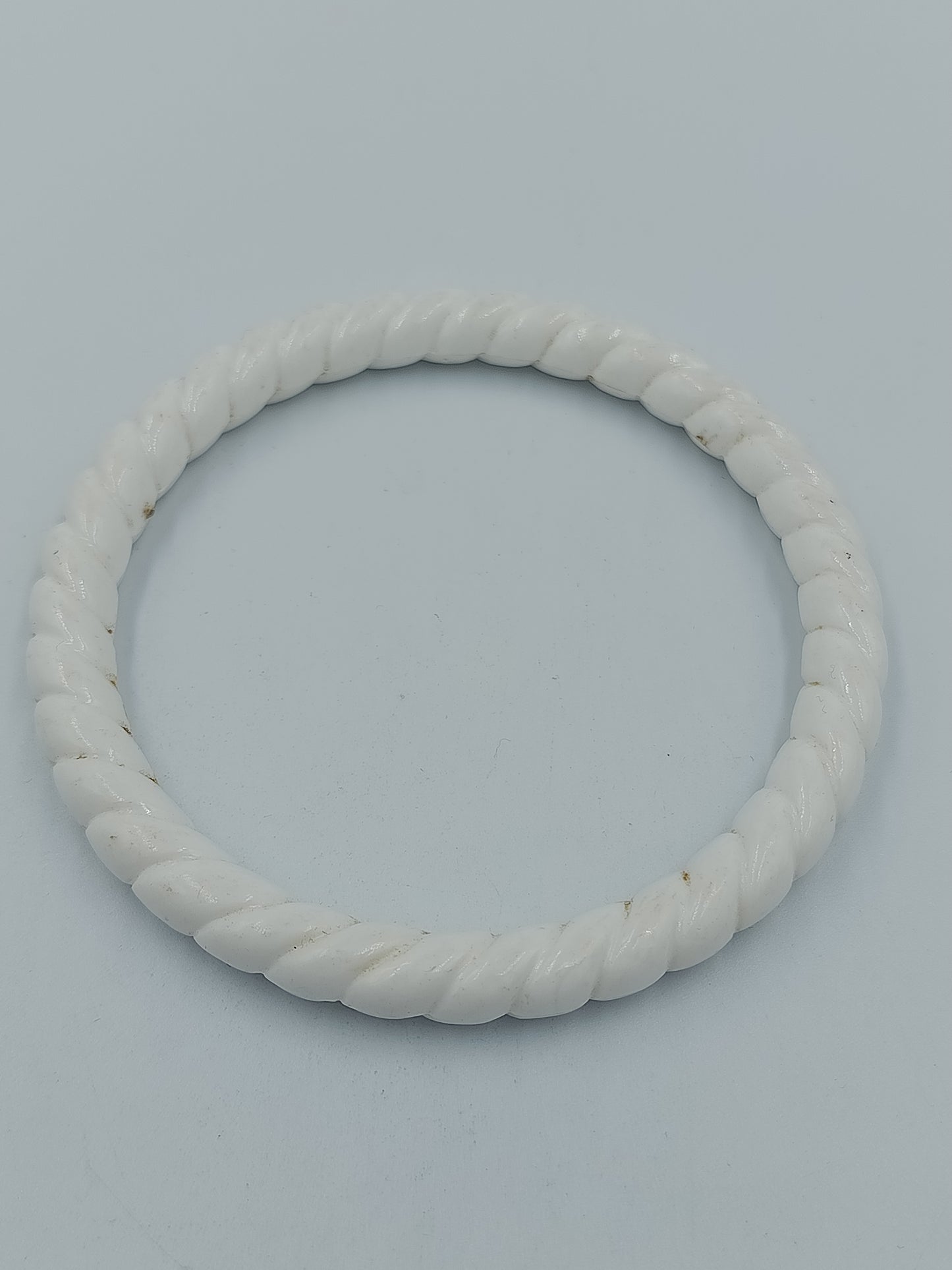 Vintage Armreif in Weiß – gedrehte Optik / Retro Bangle