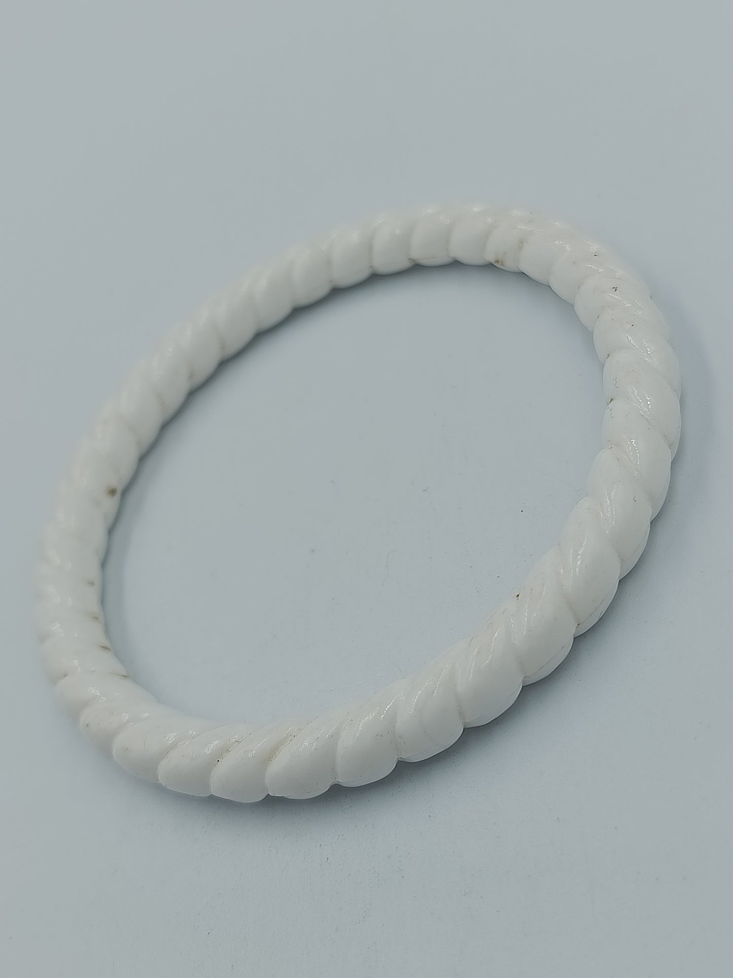 Vintage Armreif in Weiß – gedrehte Optik / Retro Bangle