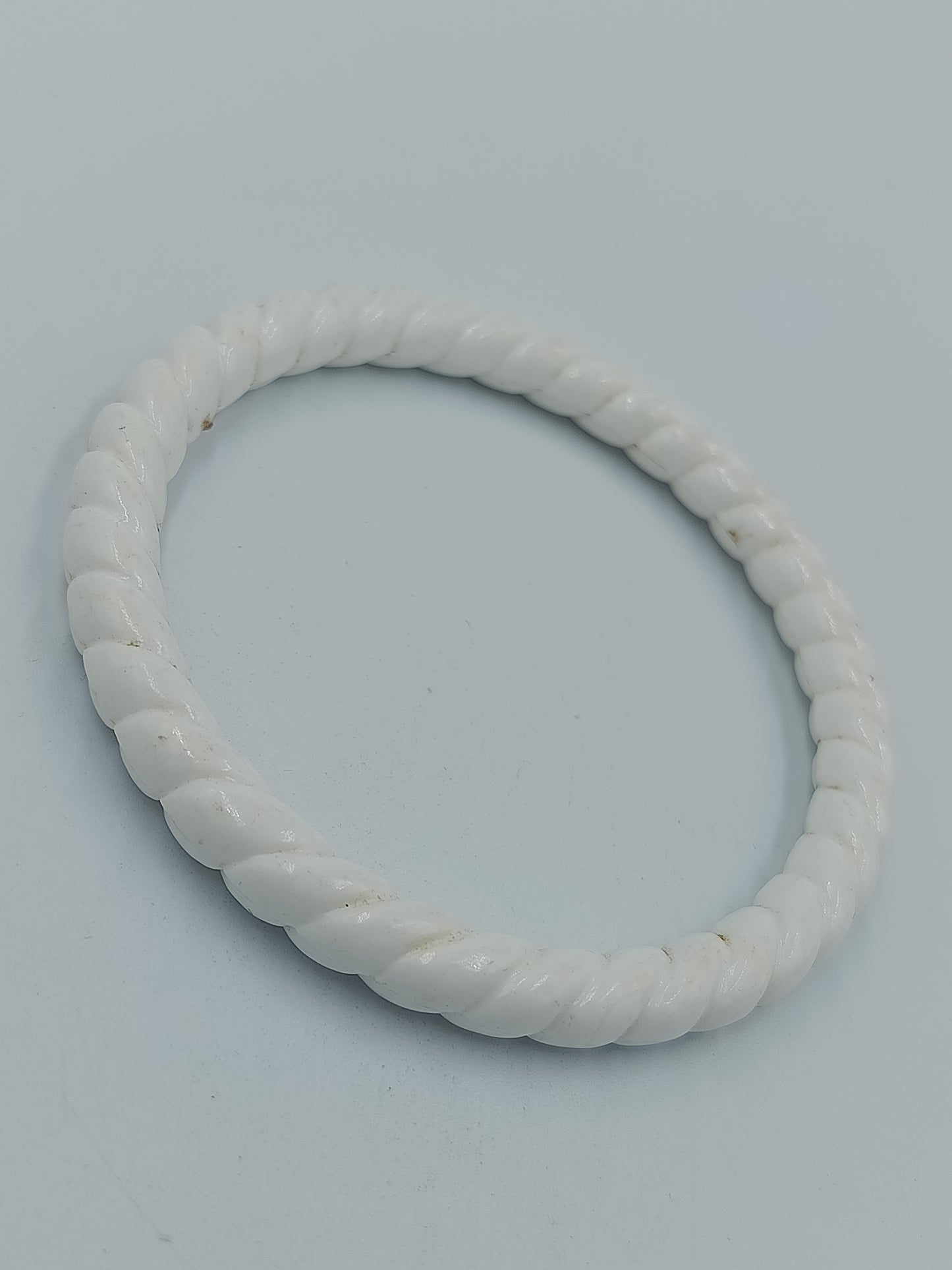Vintage Armreif in Weiß – gedrehte Optik / Retro Bangle